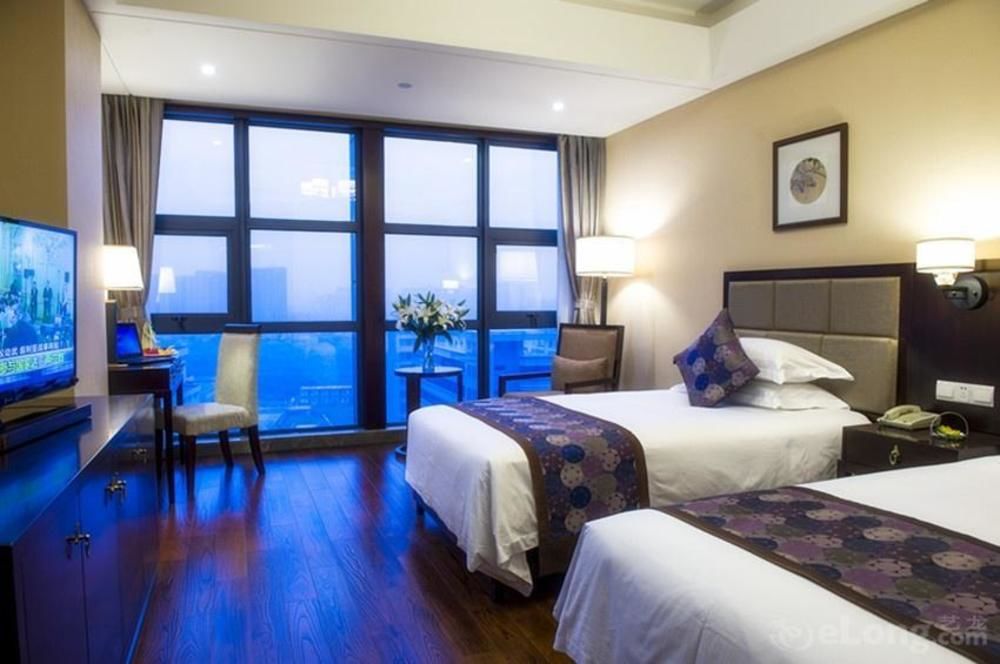 Deluxe Double Suite full double bed