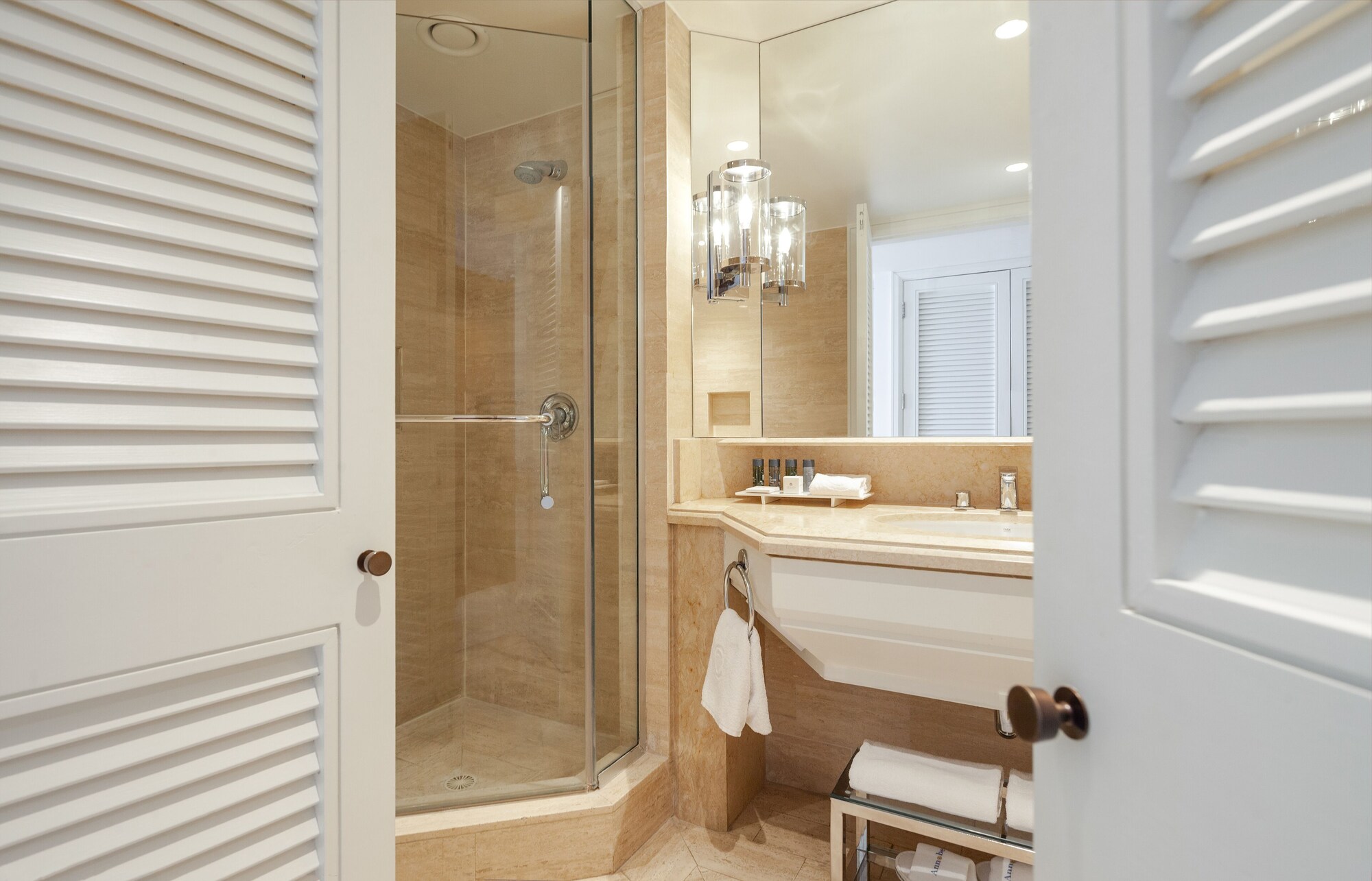 2 Bedrooms Deluxe Double Suite with sea view twin beds