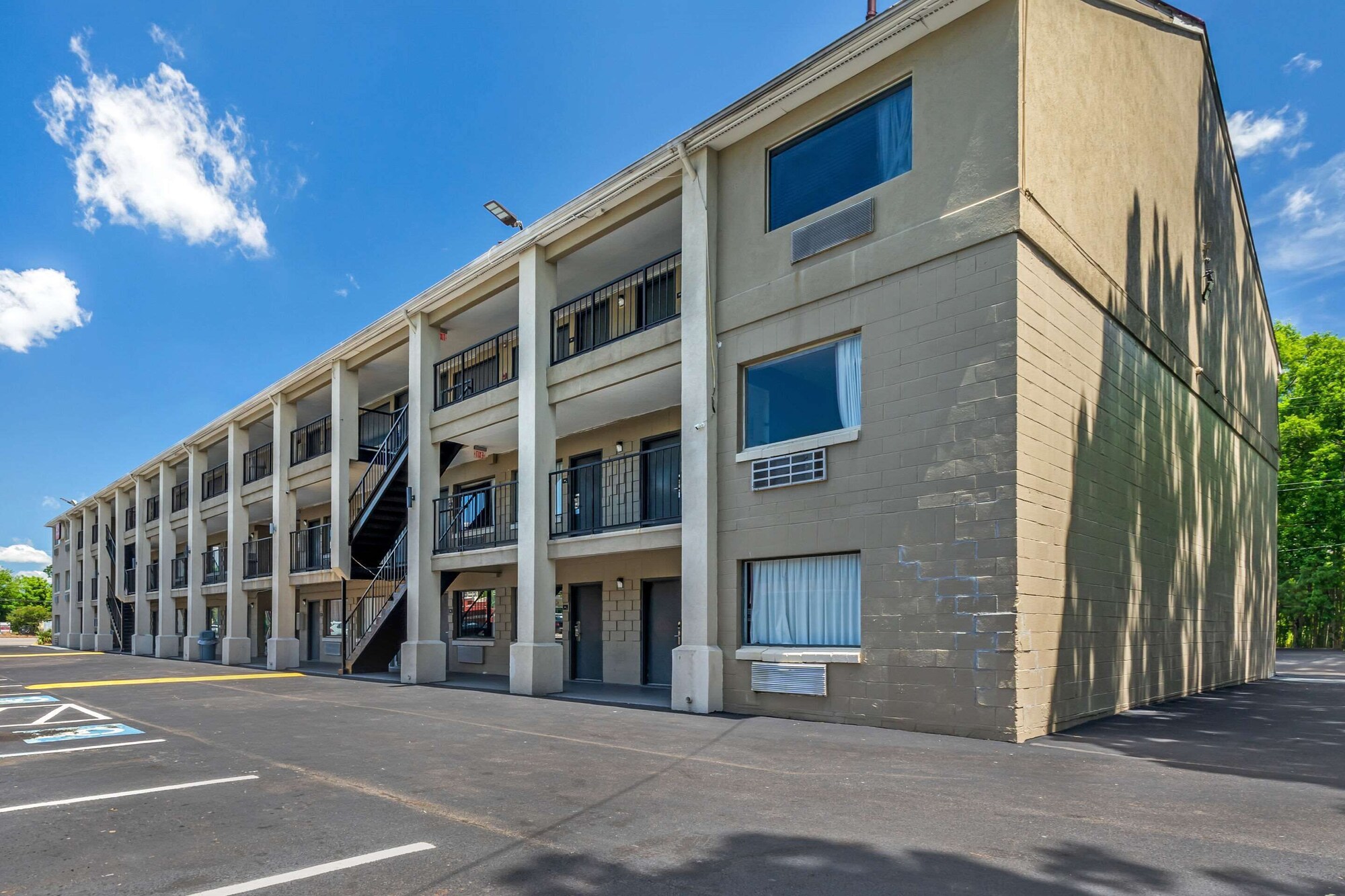 Econo Lodge Inn & Suites Virginia Beach - Norfolk - Virginia Beach, VA