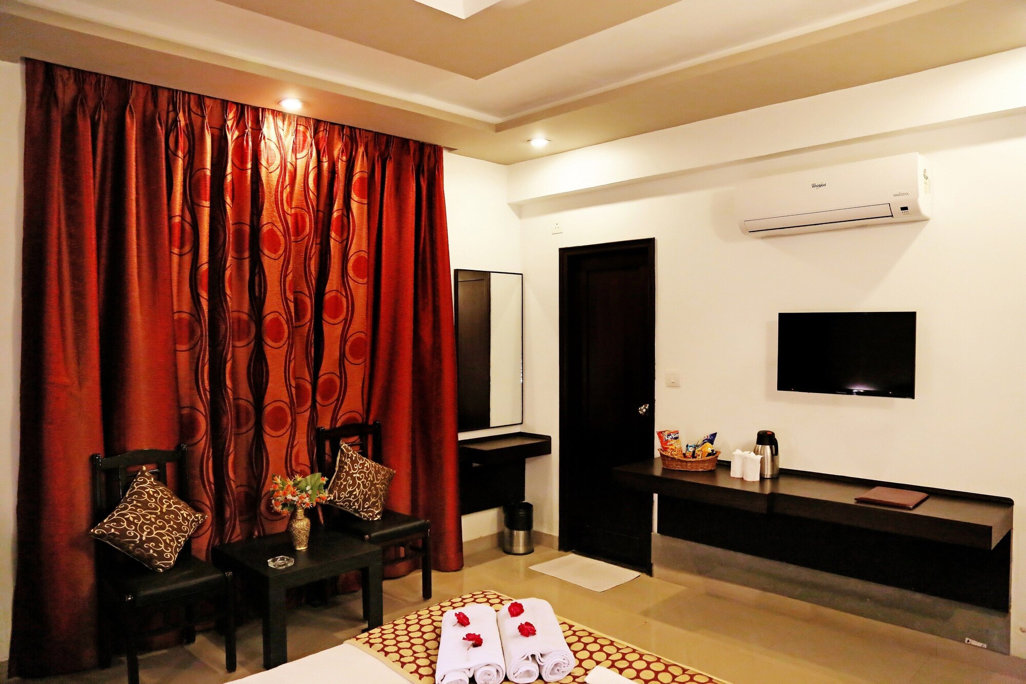 Deluxe Double room with city view full double bed