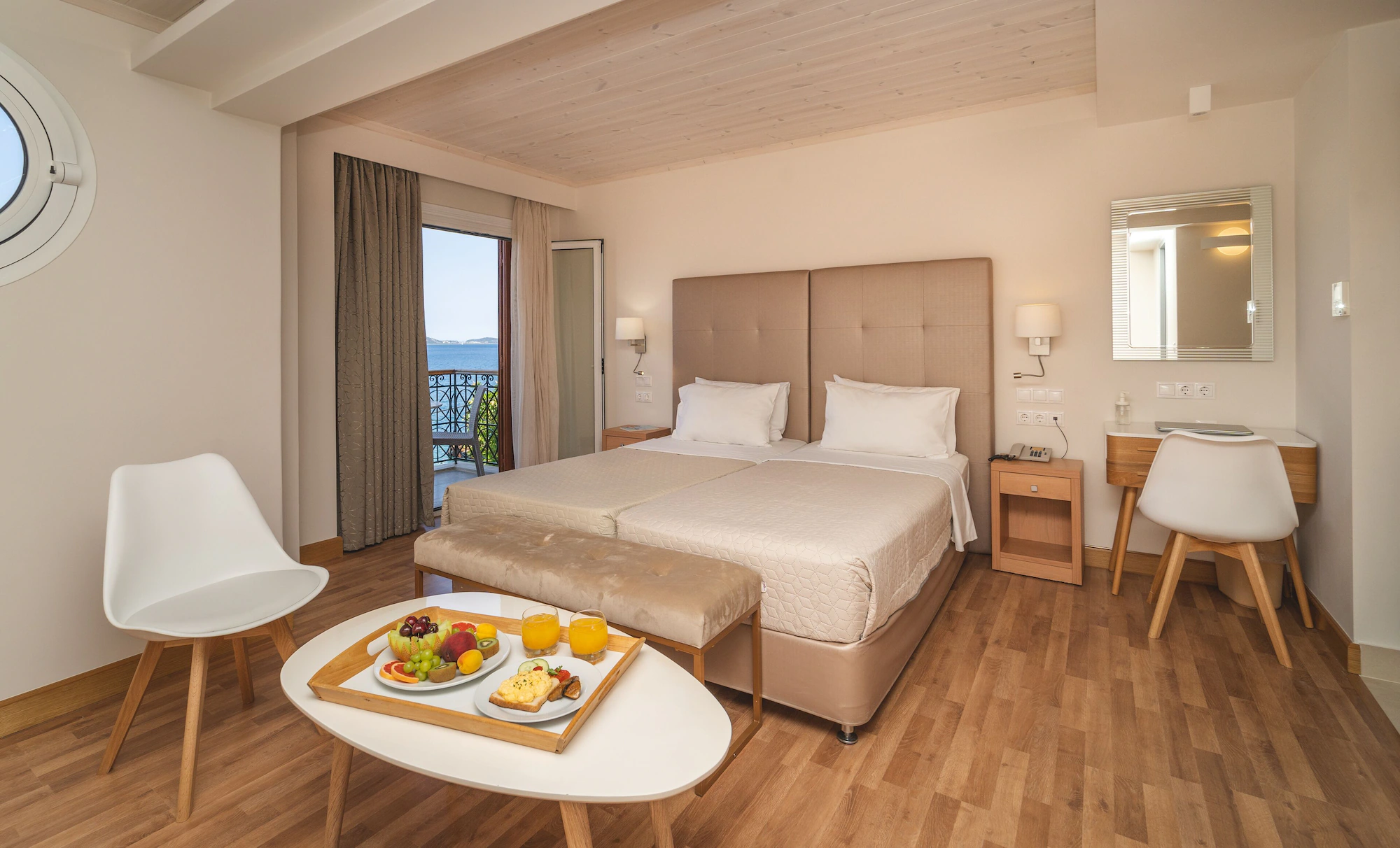 Deluxe Double room with balcony and with sea view full double bed