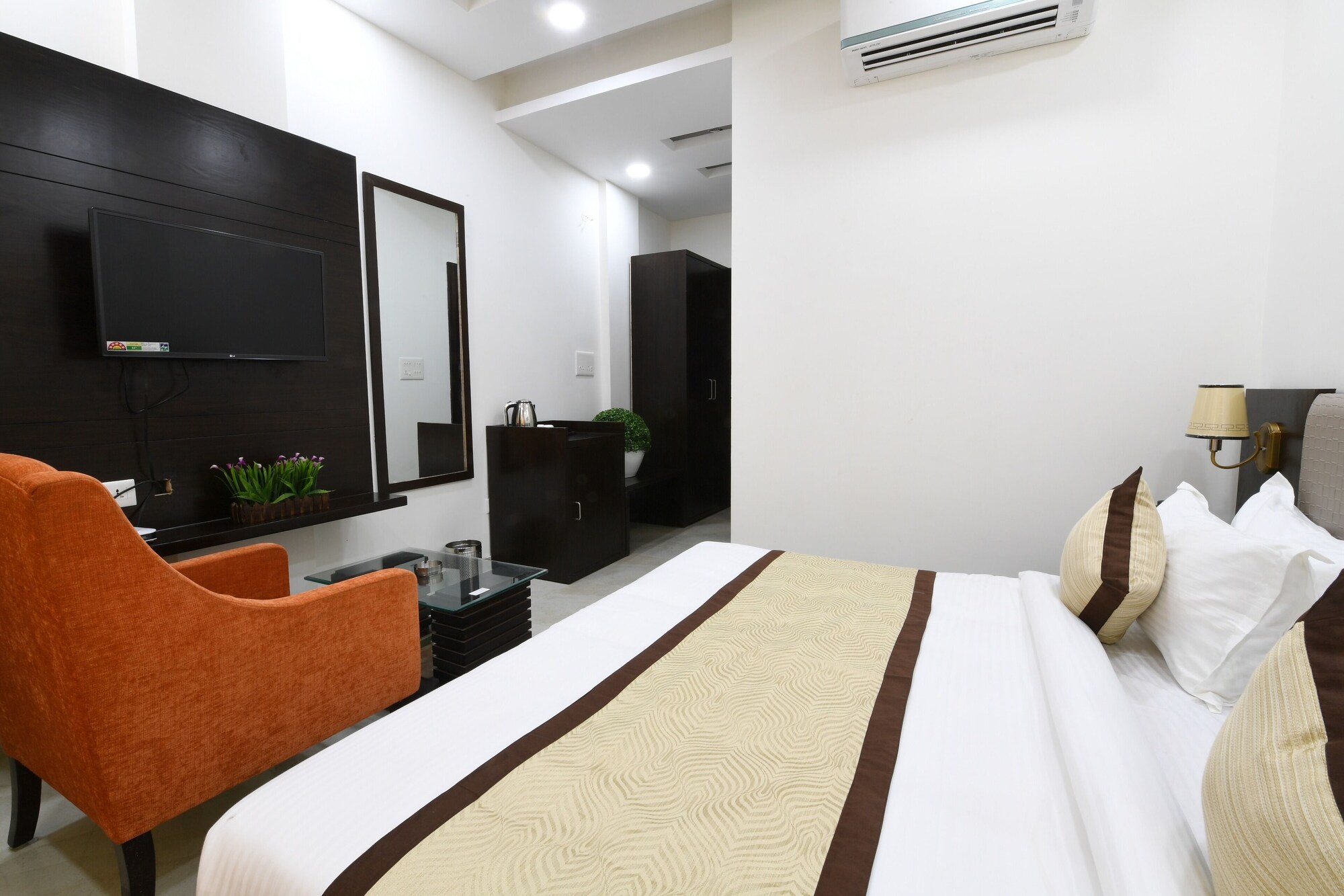 Deluxe Double room with street view full double bed