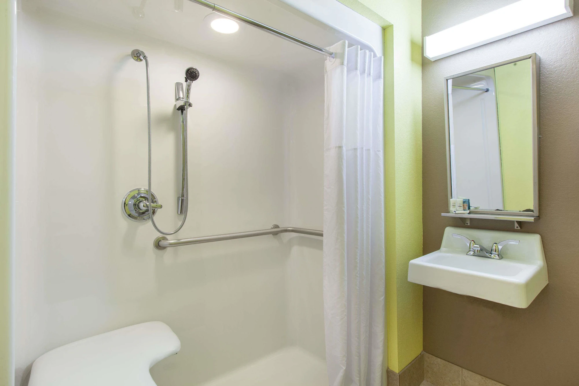1 Bedroom Double Suite full double bed