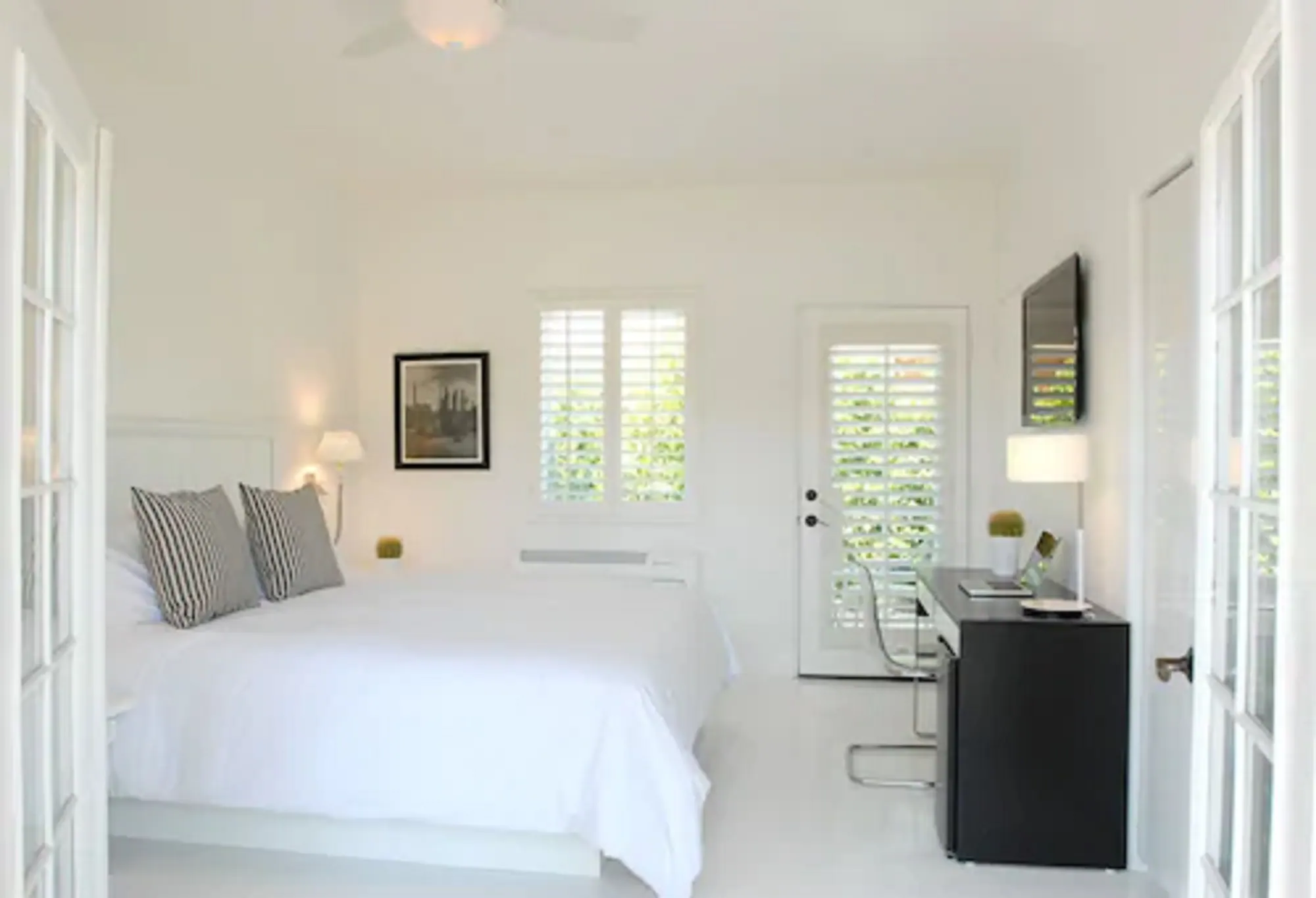 Deluxe Double room with pool view full double bed