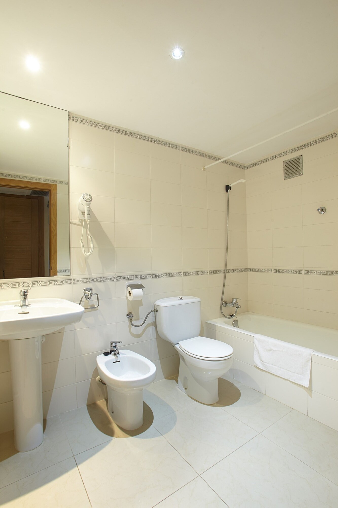 1 Bedroom Double Apartment with balcony full double bed