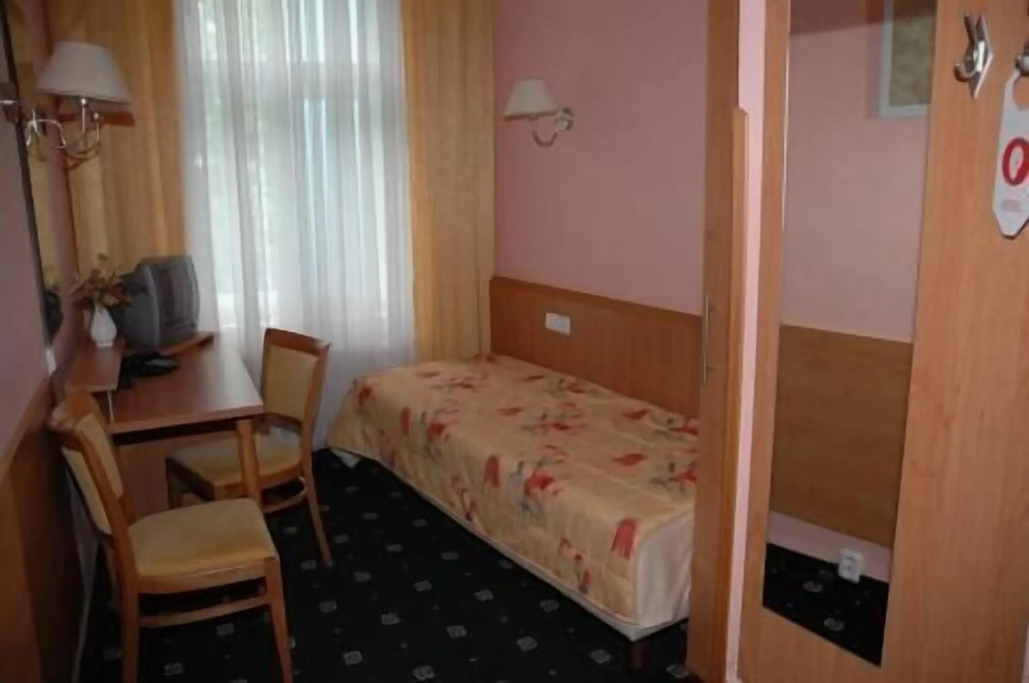 Double Suite full double bed