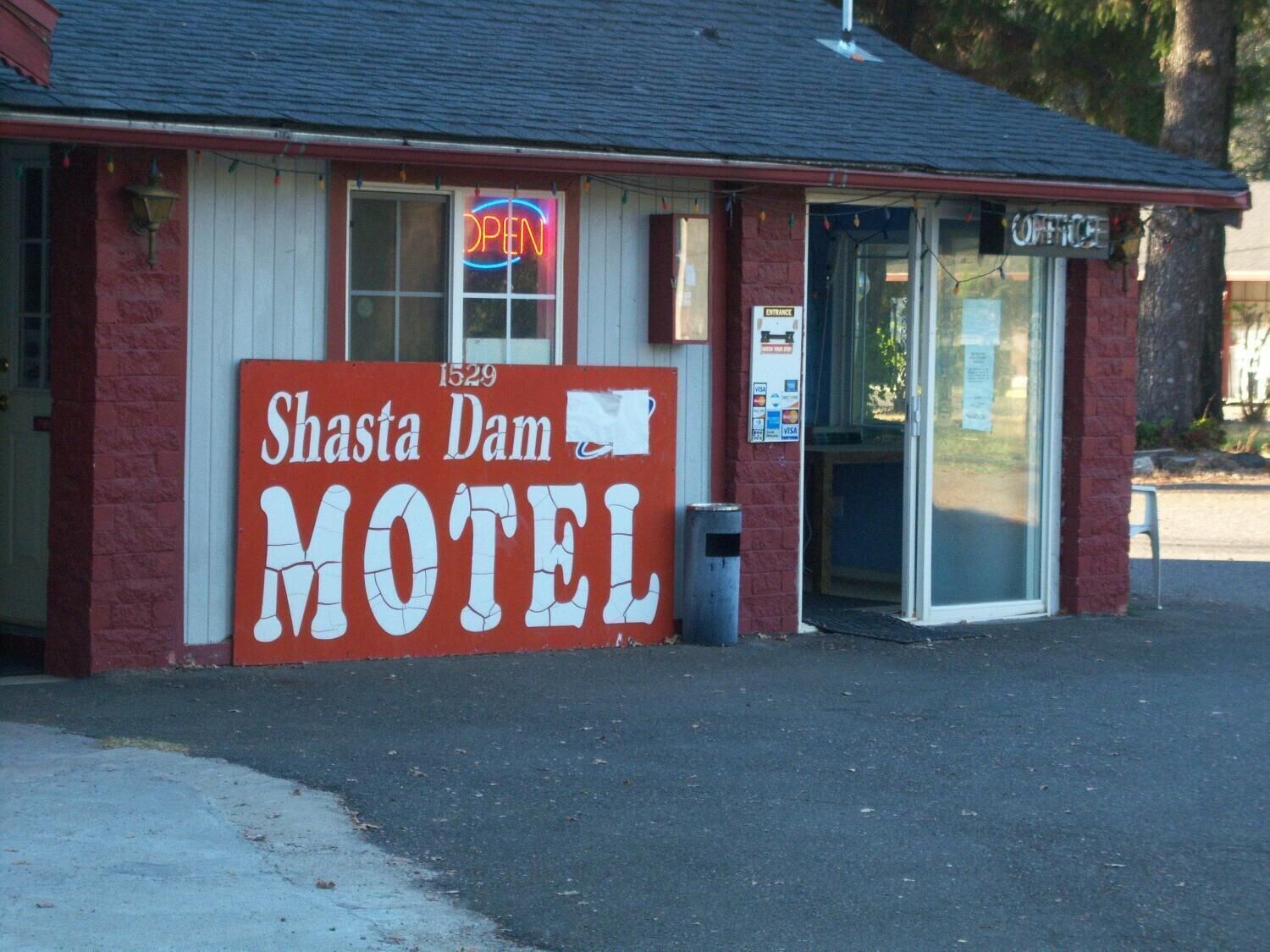 Shasta Dam Motel exterior