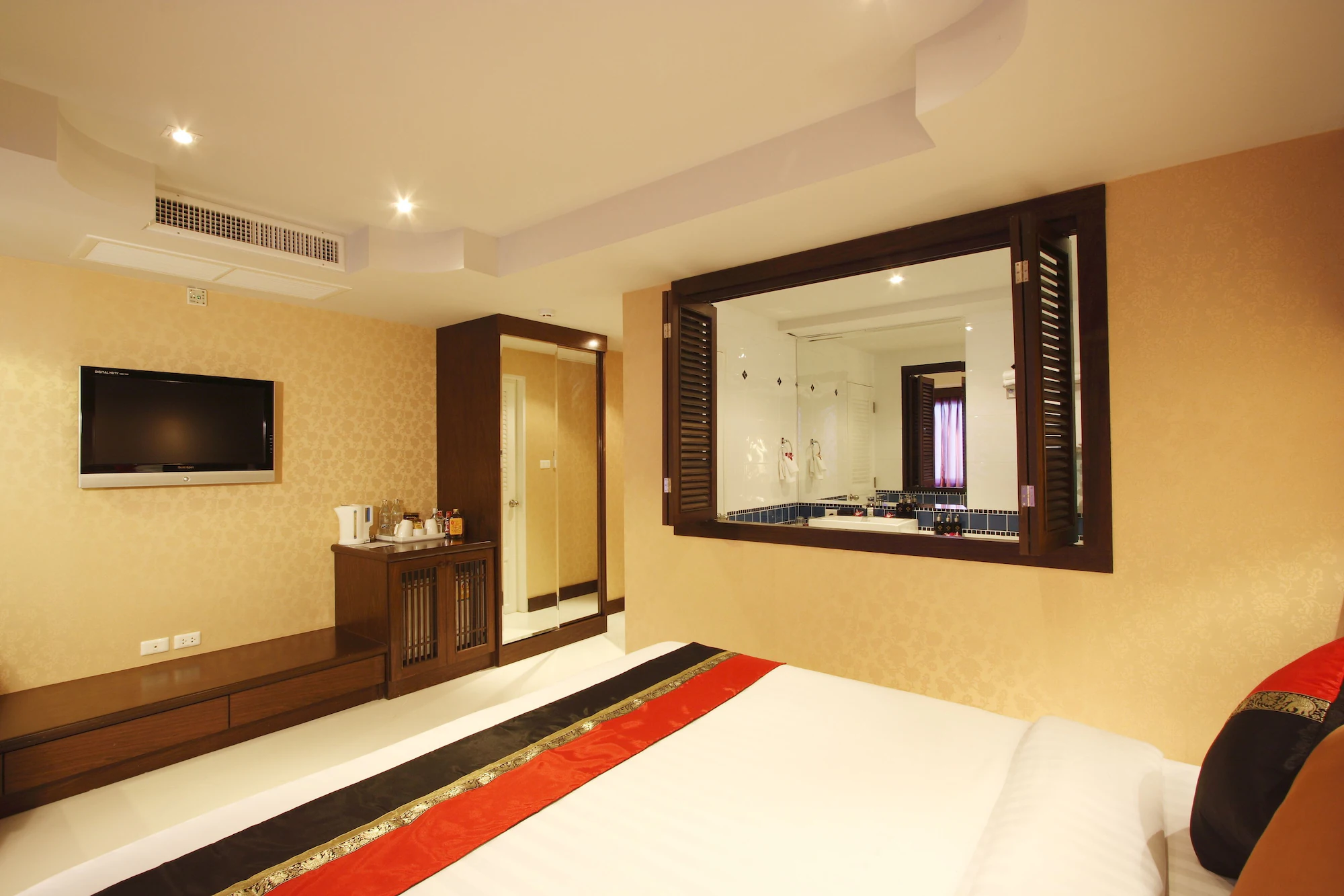 1 Bedroom Double Suite full double bed