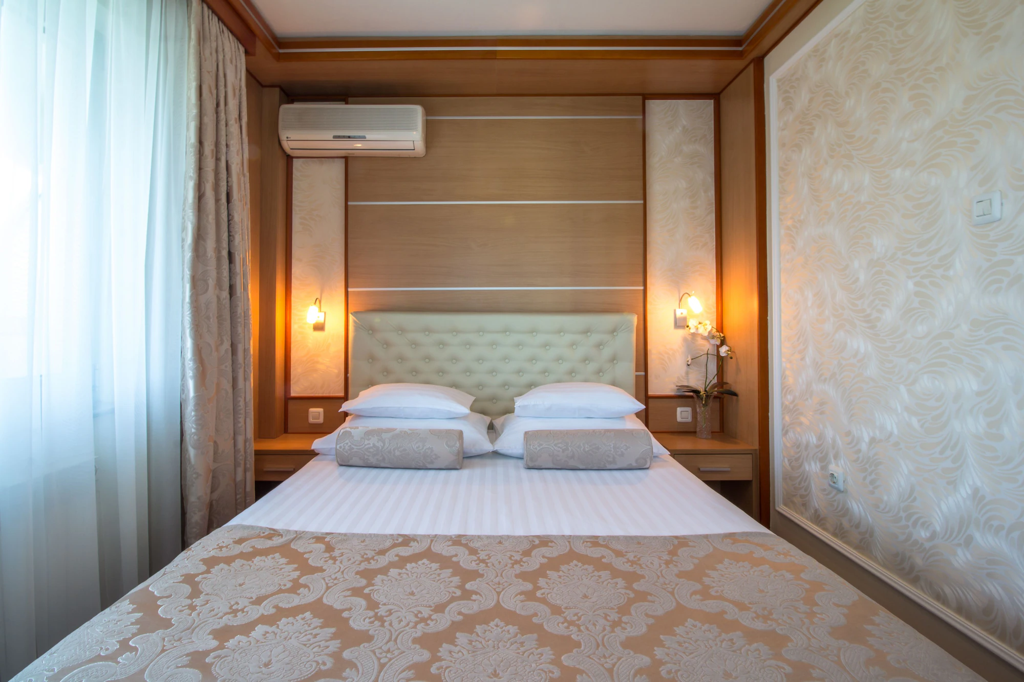 Deluxe Double room with city view full double bed