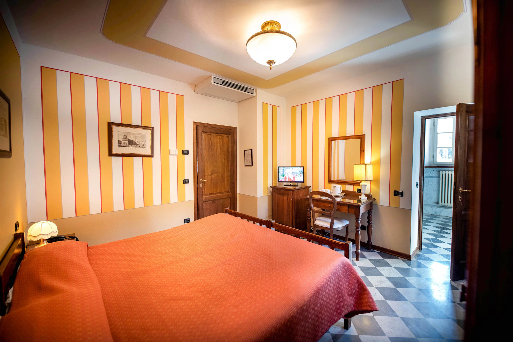 Classic Triple room with city view