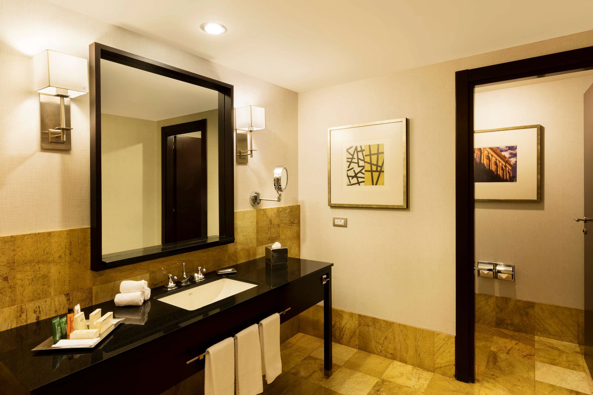 1 Bedroom Presidential Double Suite full double bed