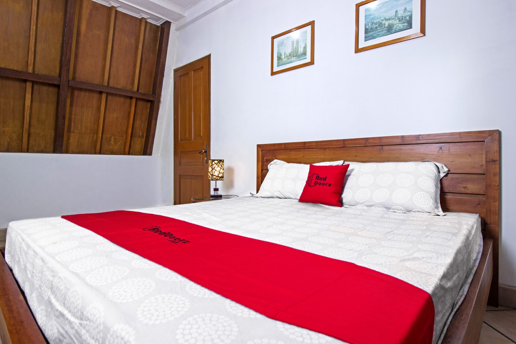 Deluxe Double Suite full double bed