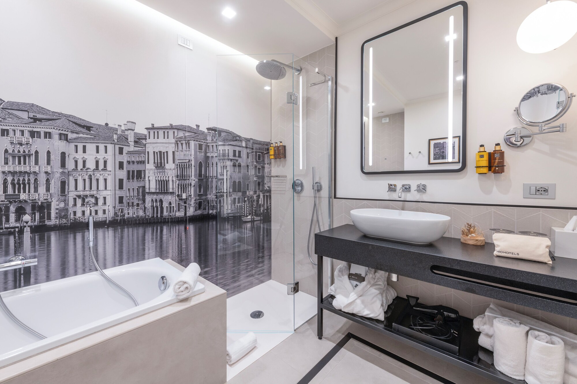 Deluxe Double room with partial canal view twin beds