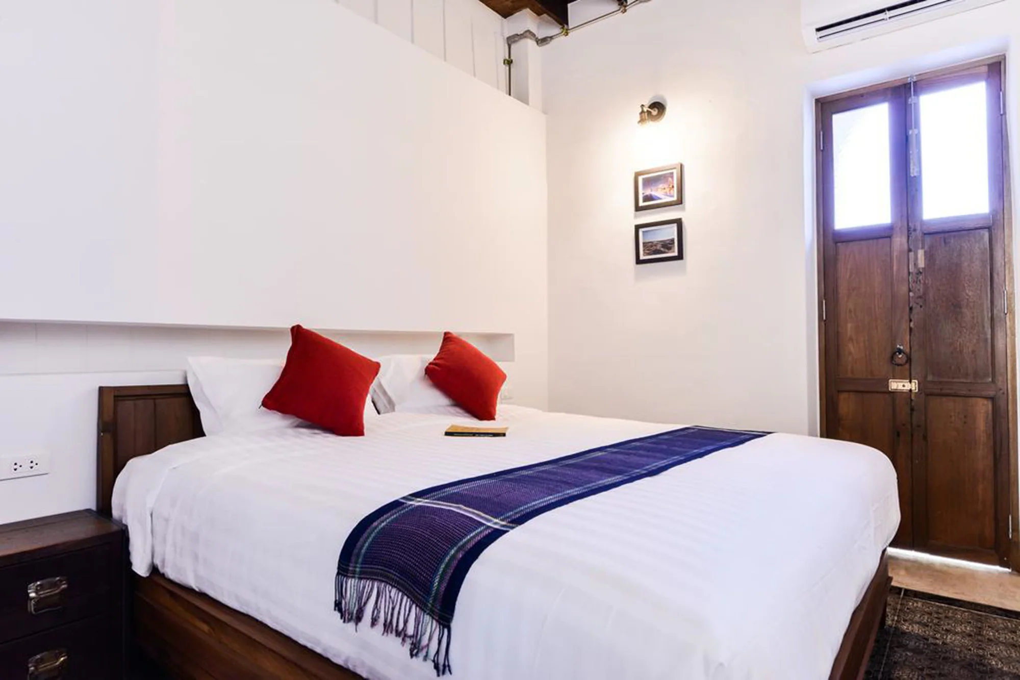Deluxe Double room with courtyard view full double bed