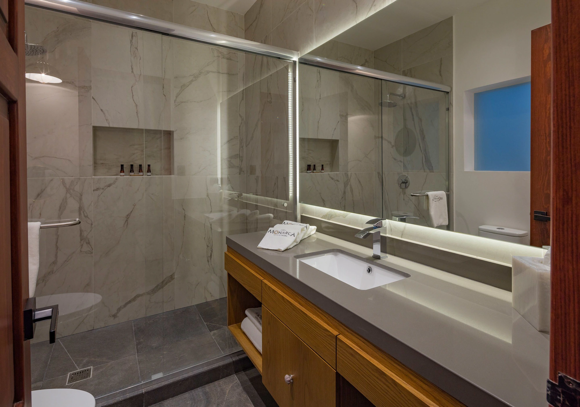 Quadruple Family Suite with city view twin beds