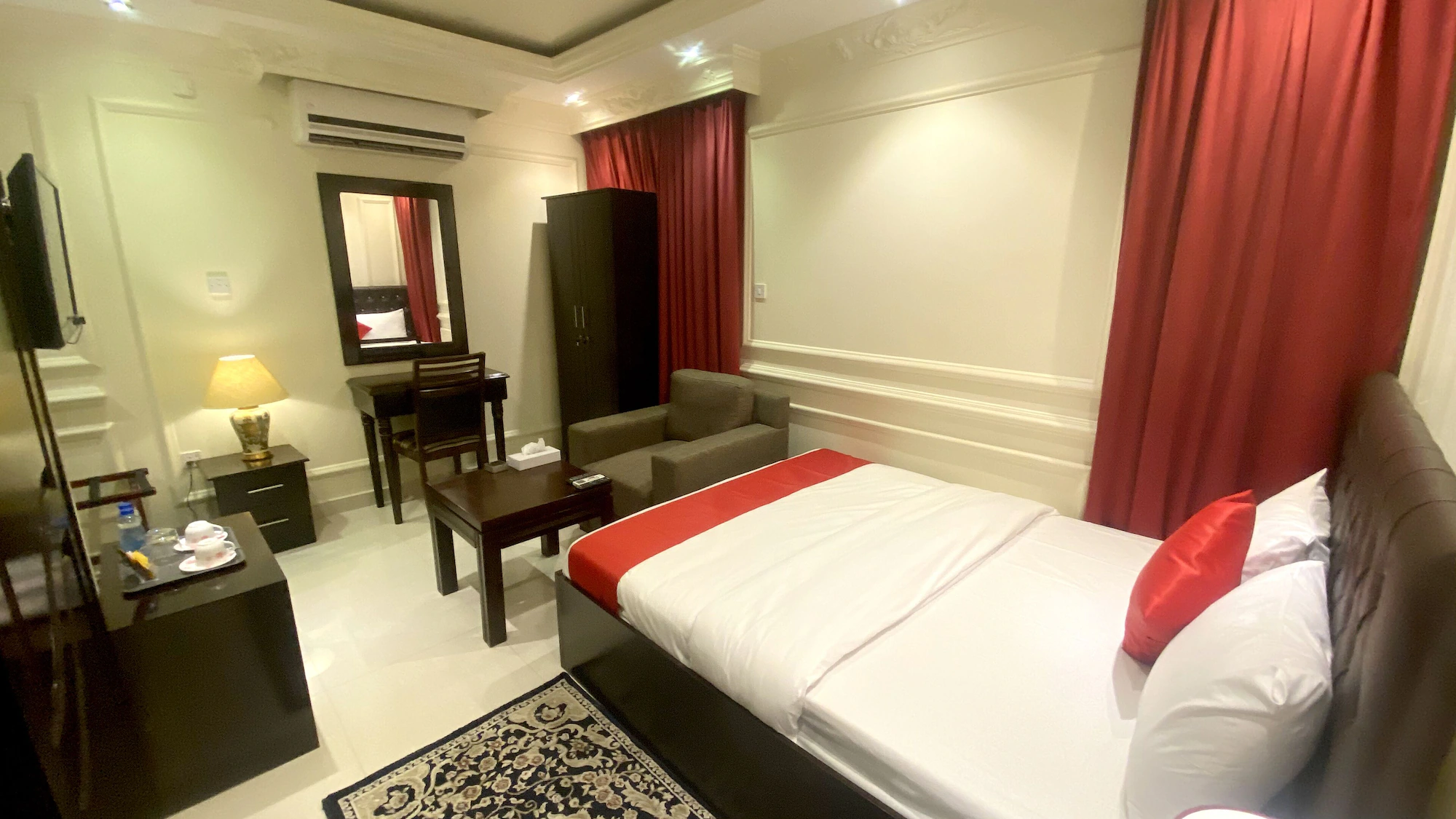 Deluxe Single Suite
