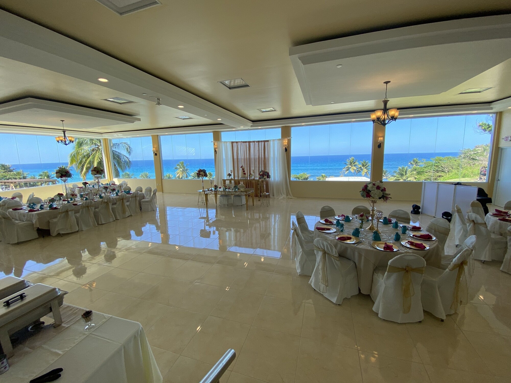 1 Bedroom Deluxe Single room with ocean view full double bed