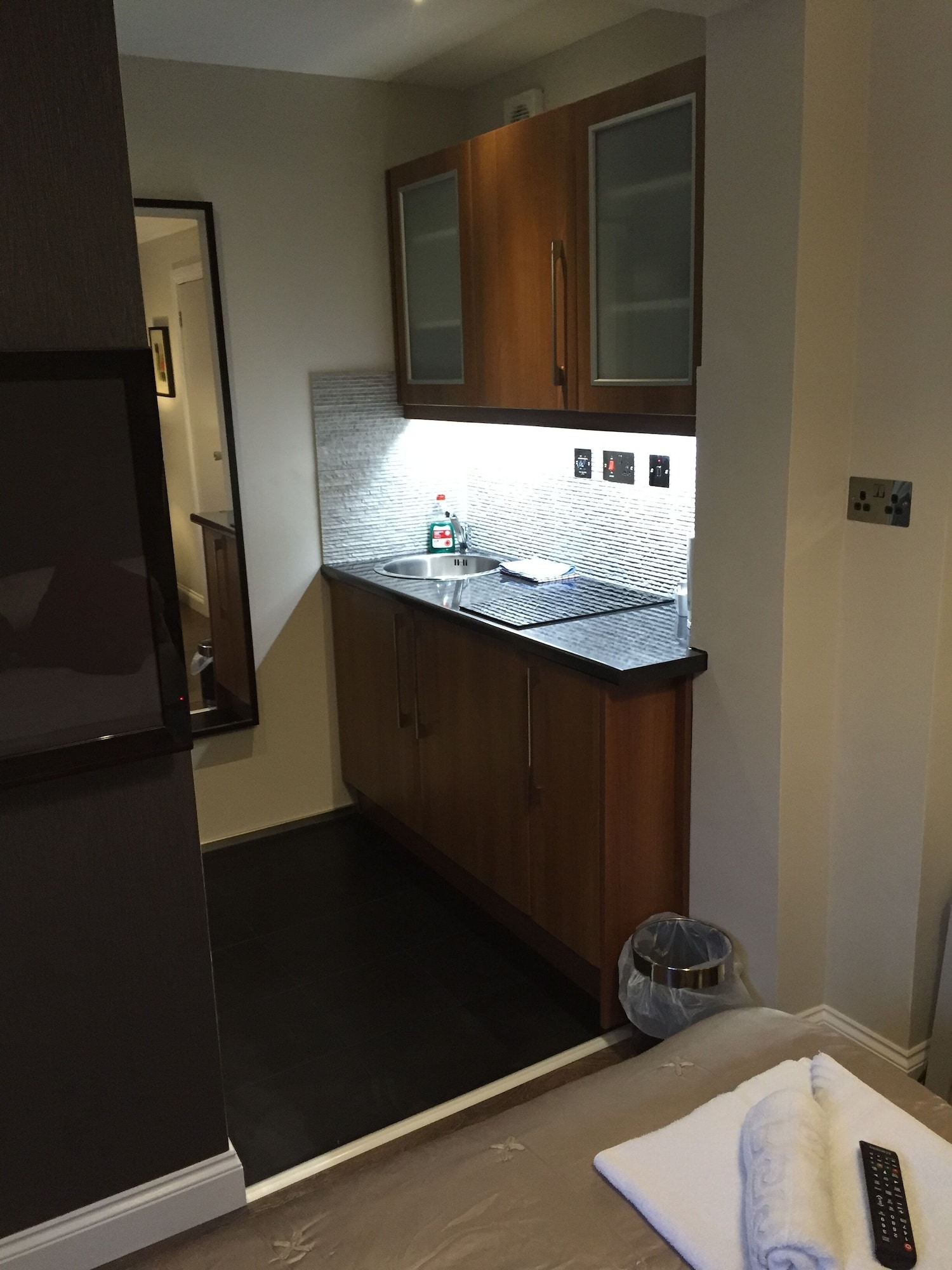 1 Bedroom Double Apartment full double bed