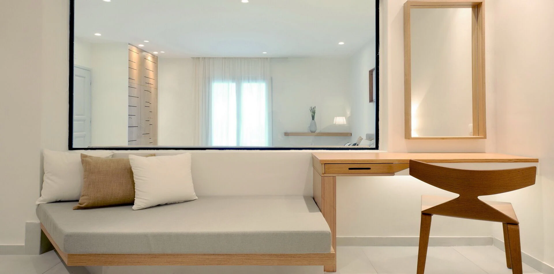 Big Blue Outdoor Jacuzzi Double Suite with sea view full double bed