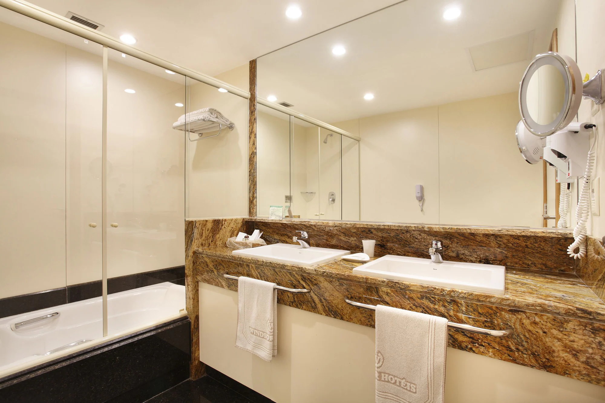 1 Bedroom Double Suite full double bed