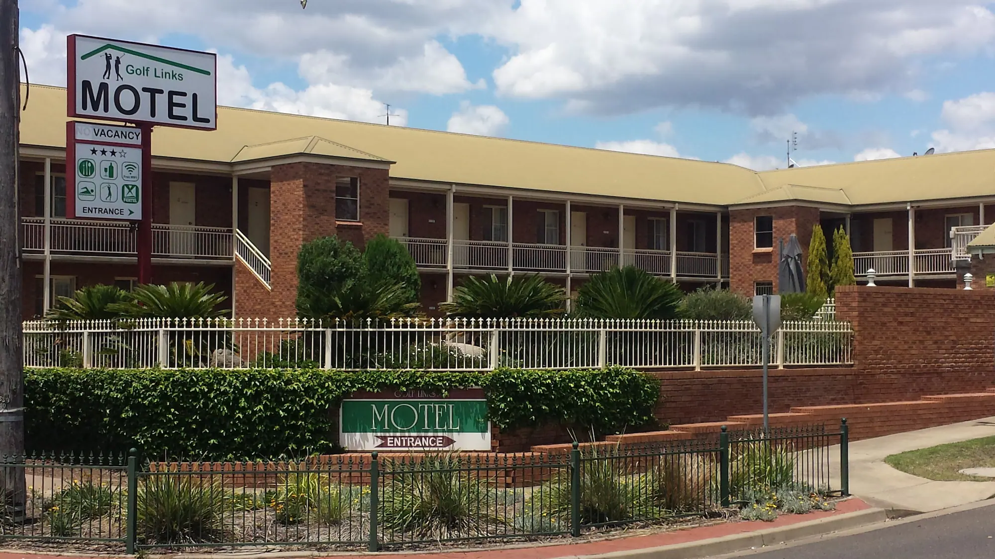 2 Bedrooms Executive Single Suite full double bed