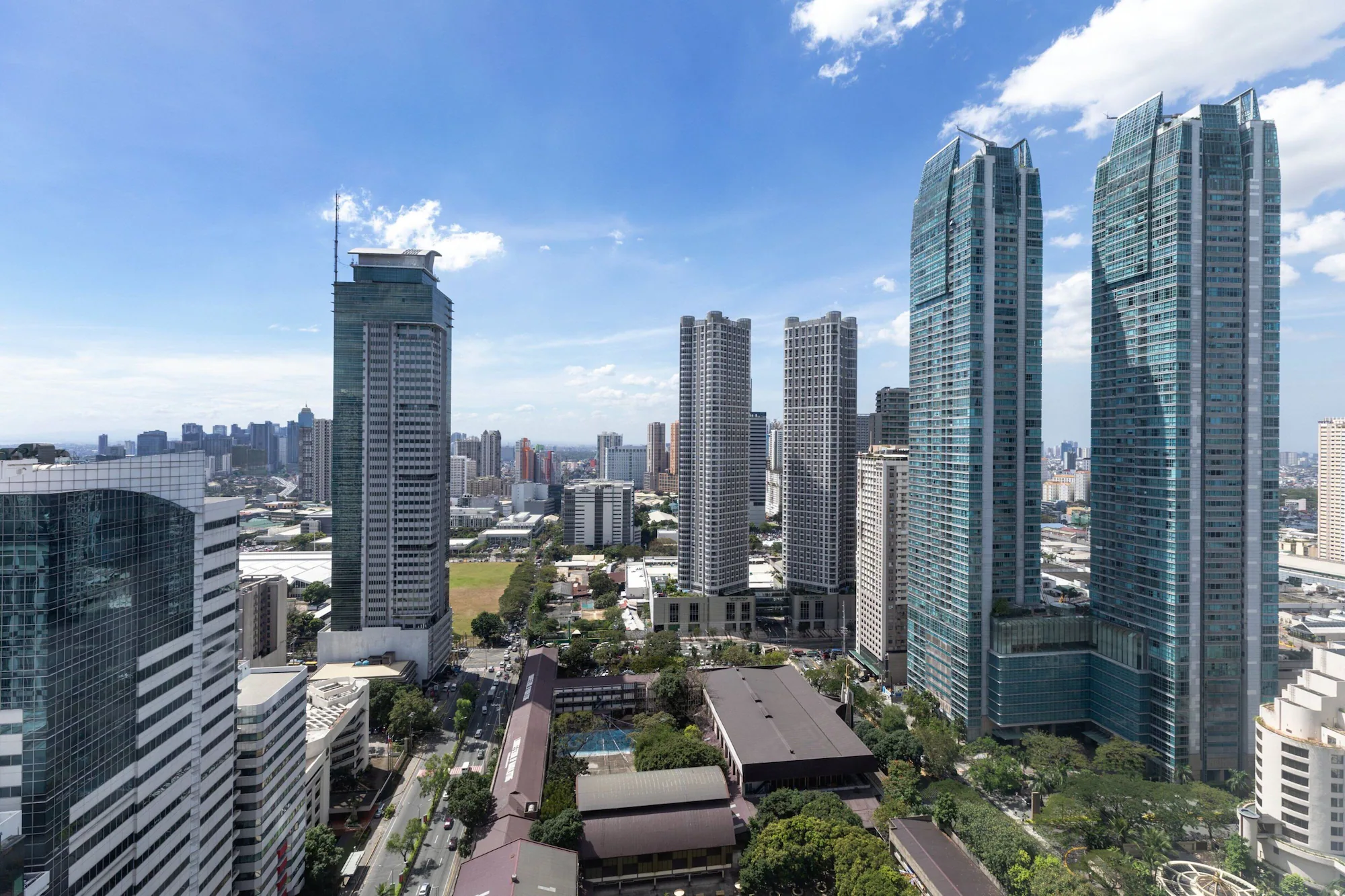 Deluxe Double Club Suite with view full double bed