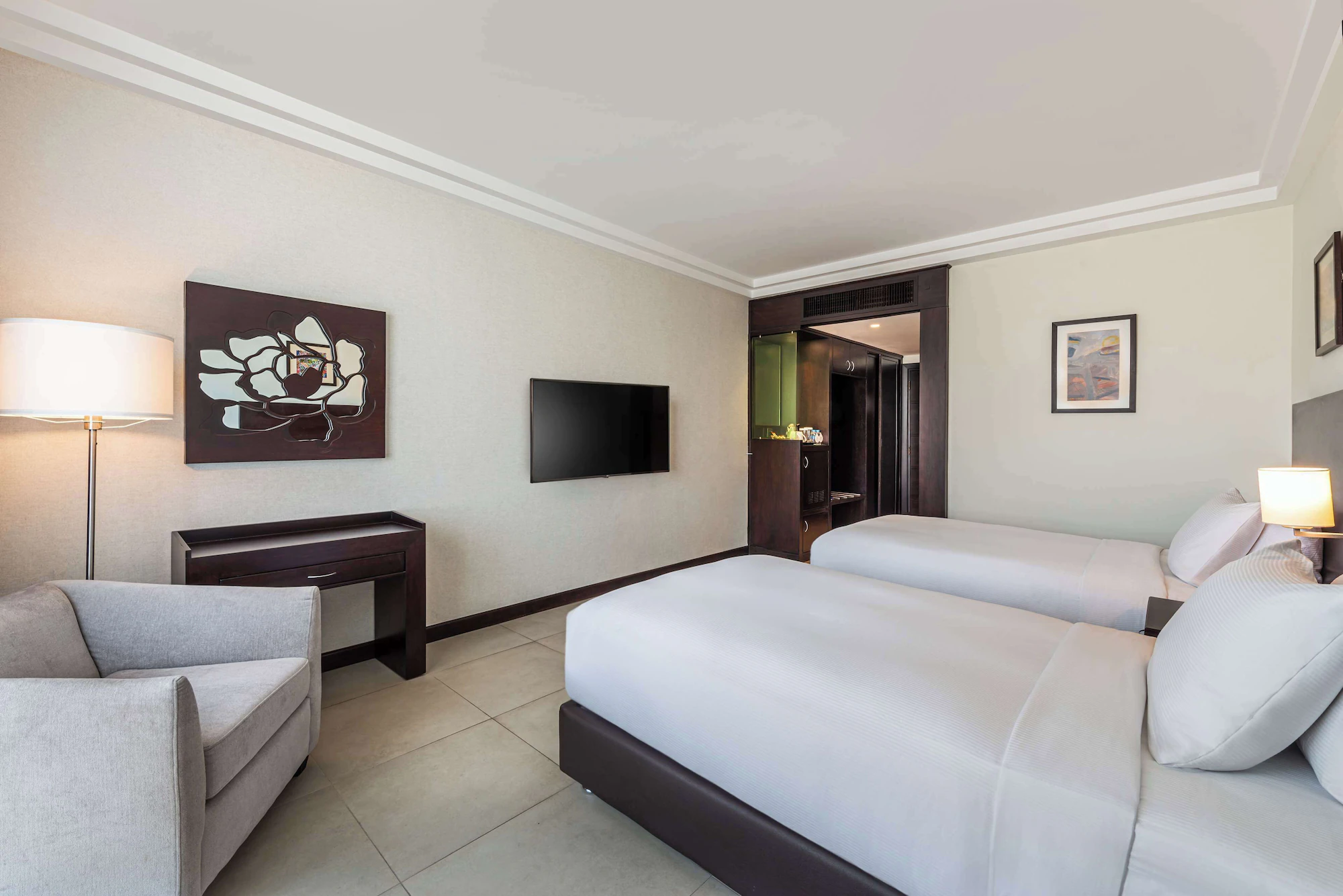 Deluxe Corner Double Guest Room with city view full double bed