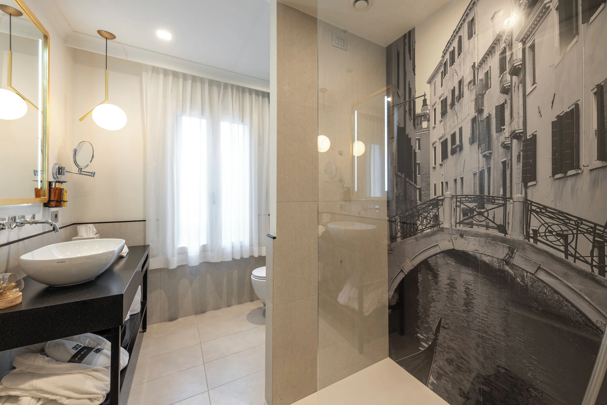 Deluxe Double room with partial canal view full double bed