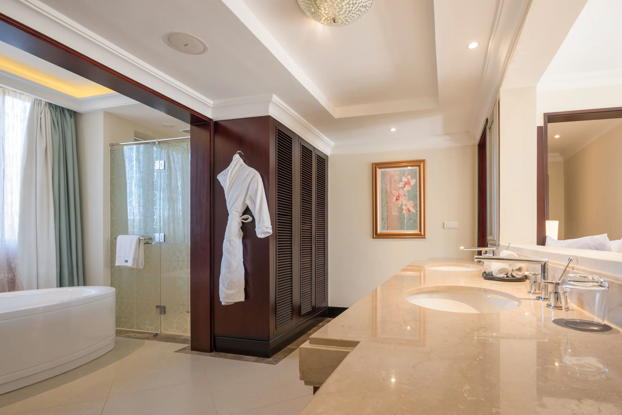 Beachfront Double Suite full double bed