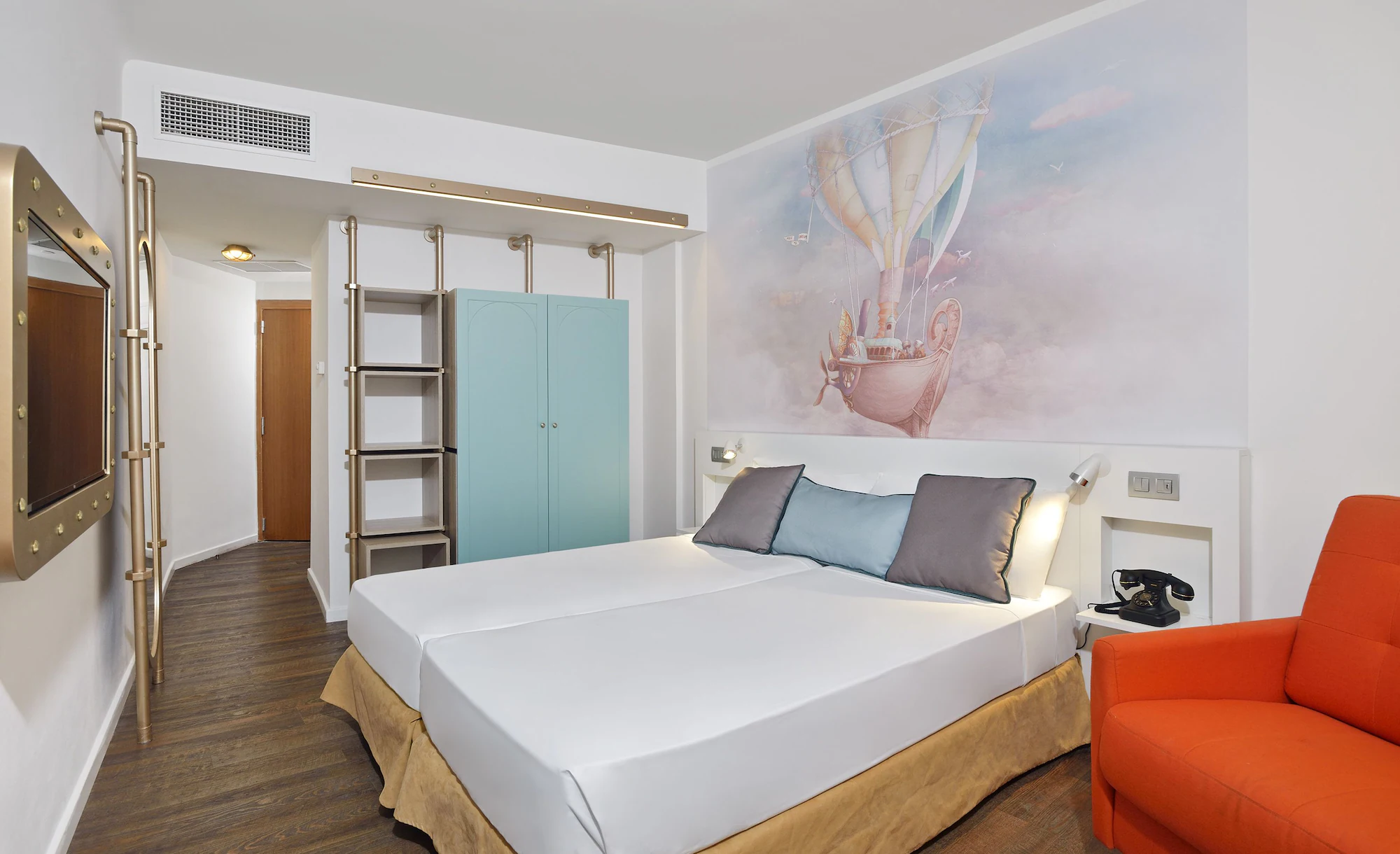 Boro's Mythical Ice Double Suite twin beds