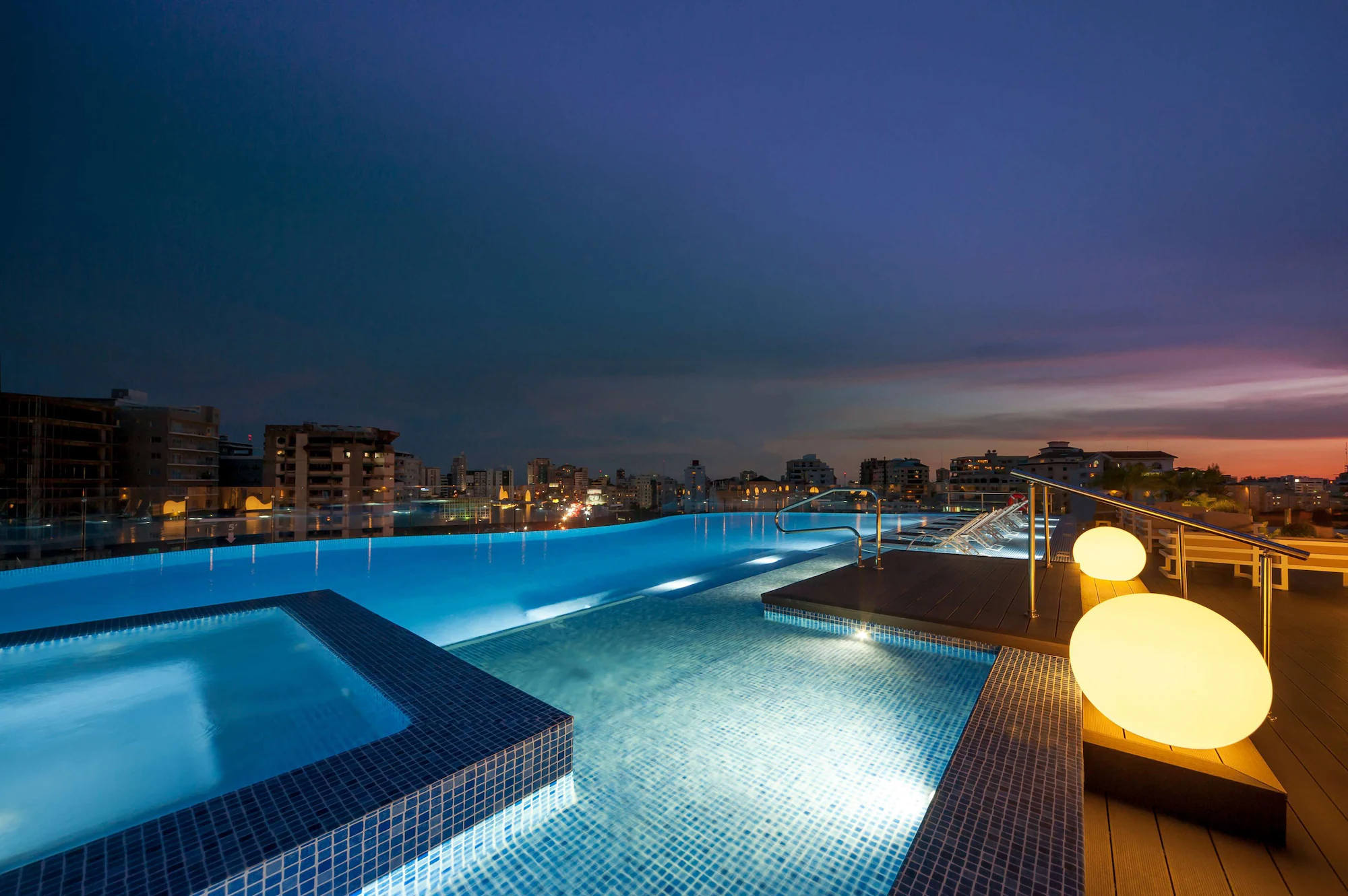 1 Bedroom Double Suite with city view full double bed