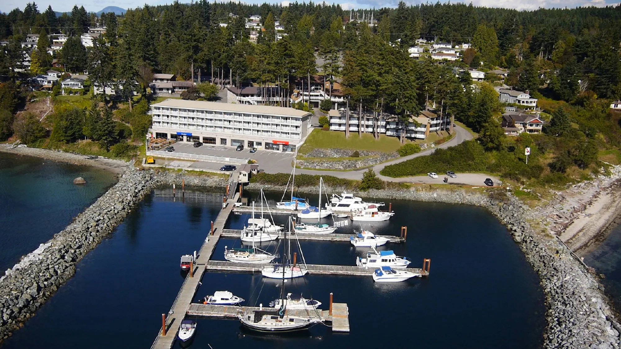 Beach Gardens Resort & Marina exterior