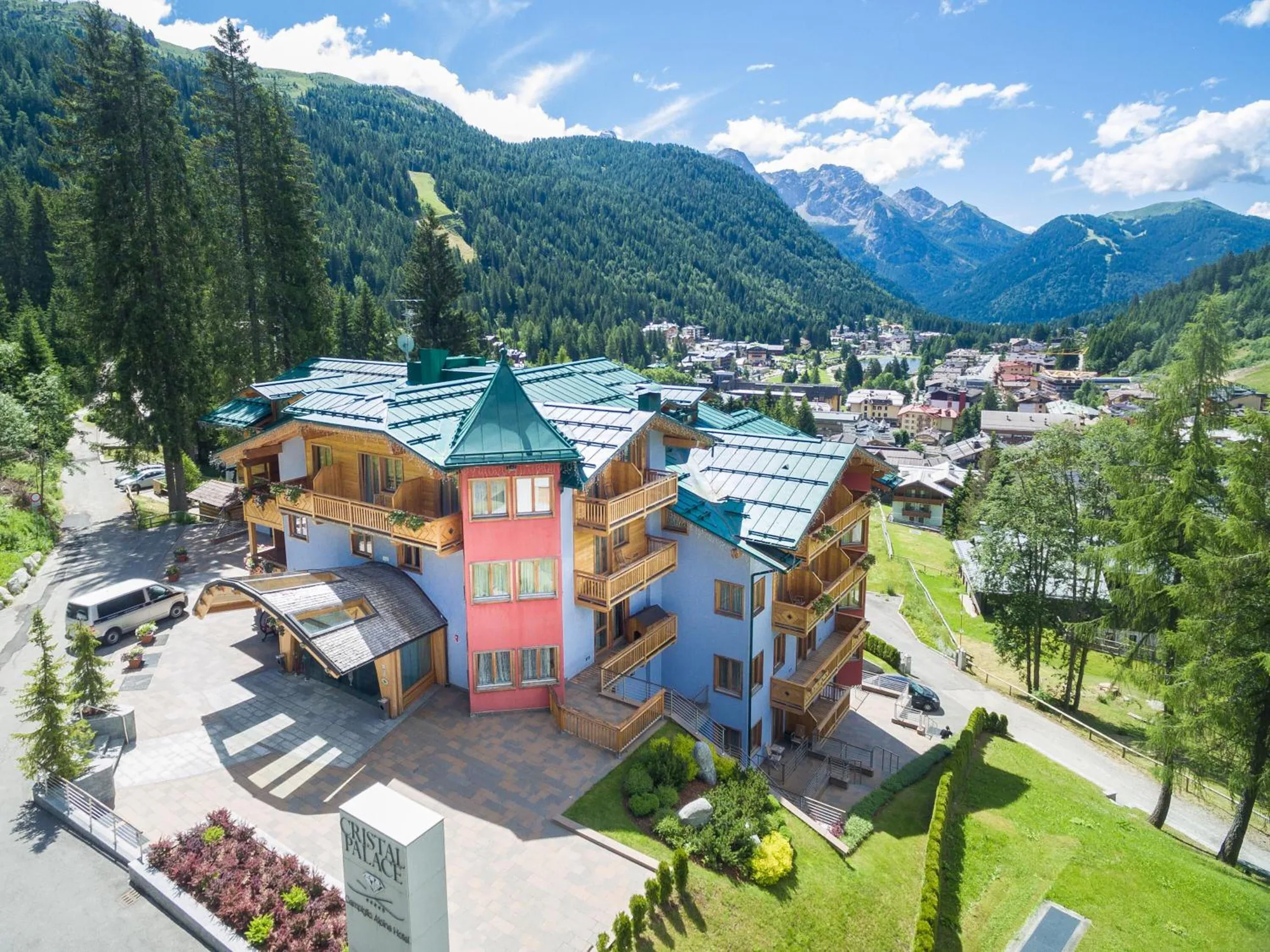 Hotel Cristal Palace exterior