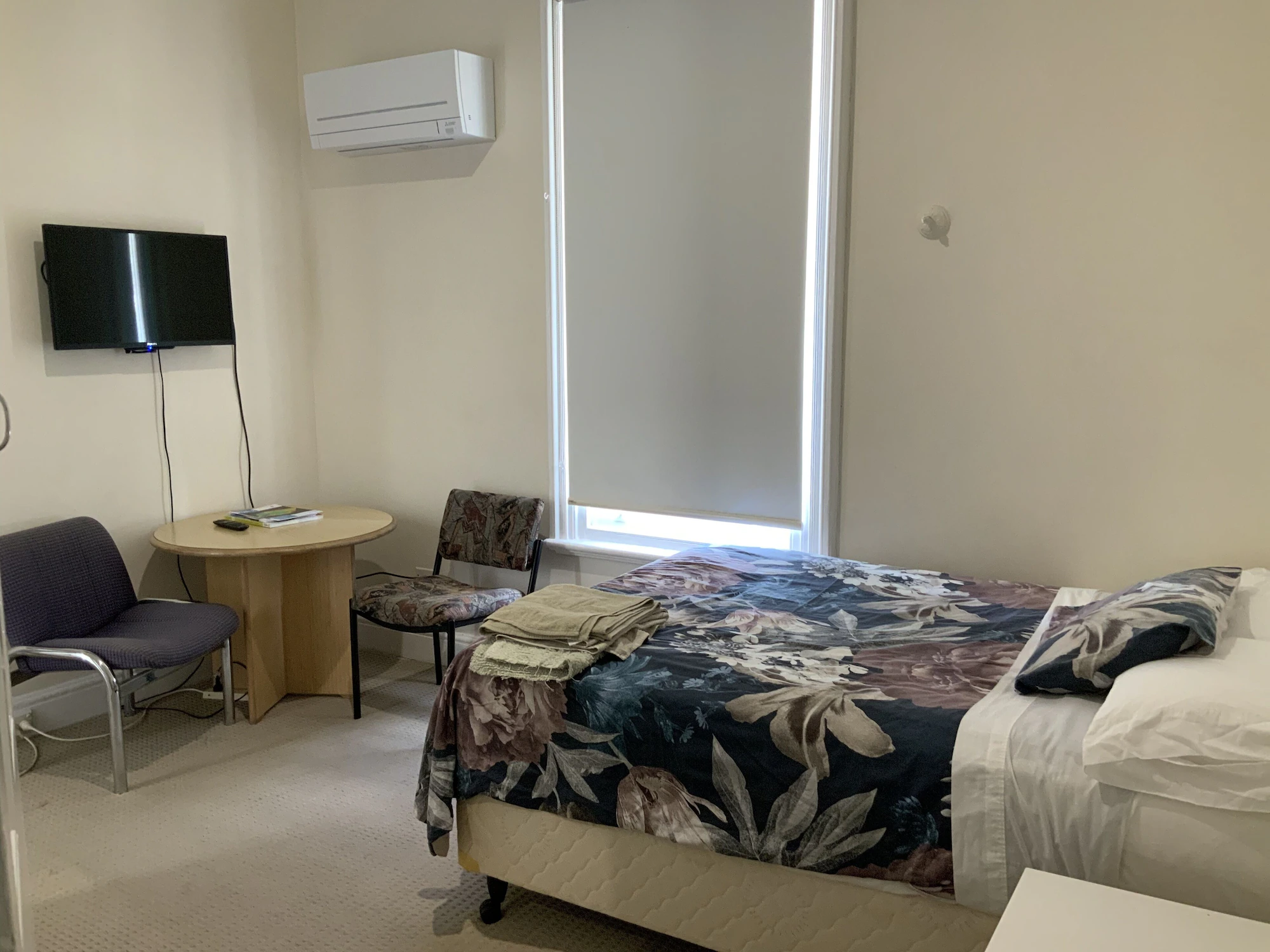 1 Bedroom Comfort Single room full double bed