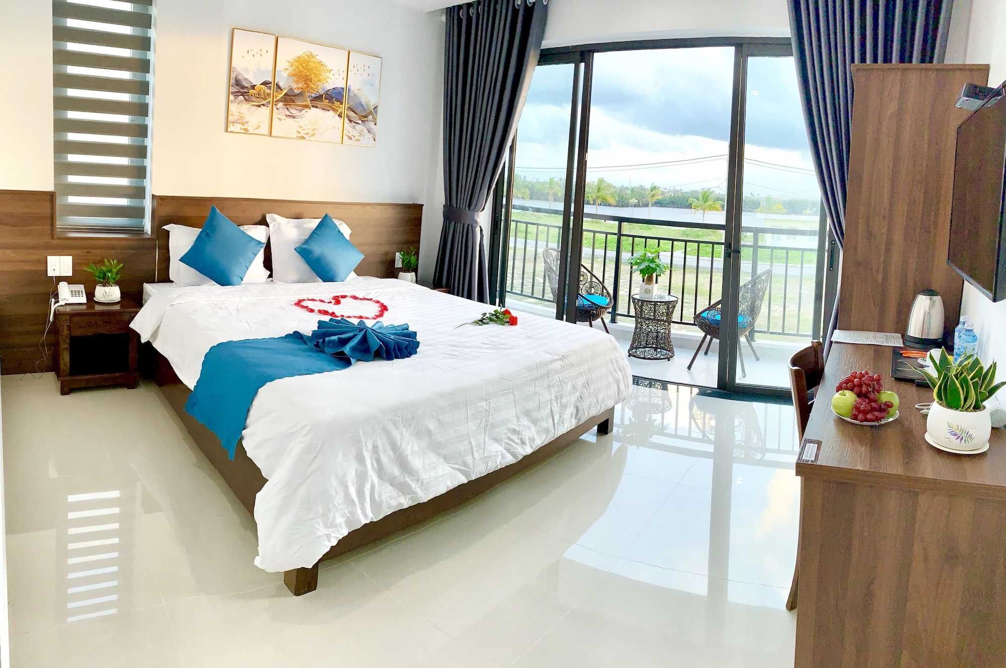 Deluxe Double room with balcony full double bed