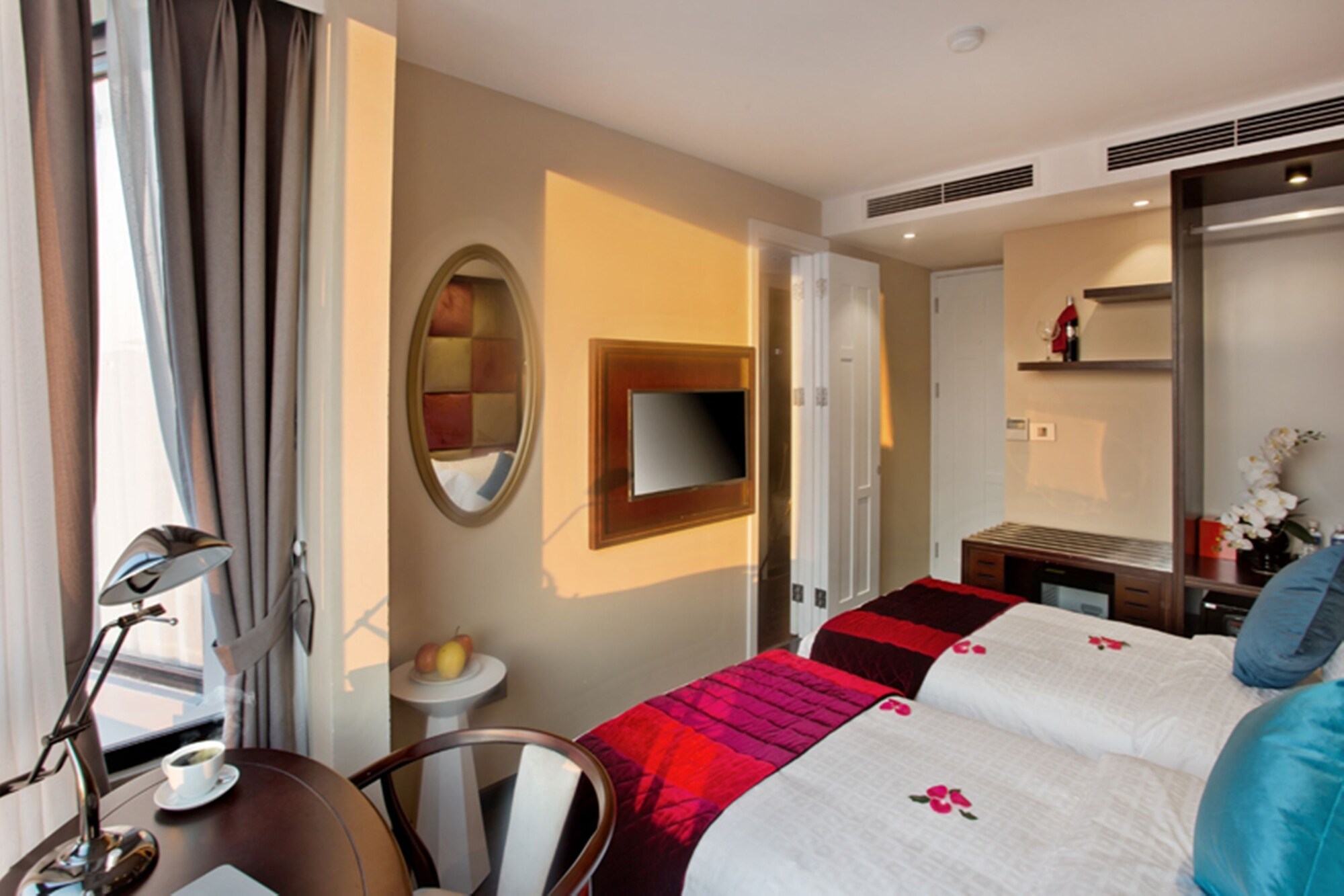 Deluxe Double room with city view full double bed
