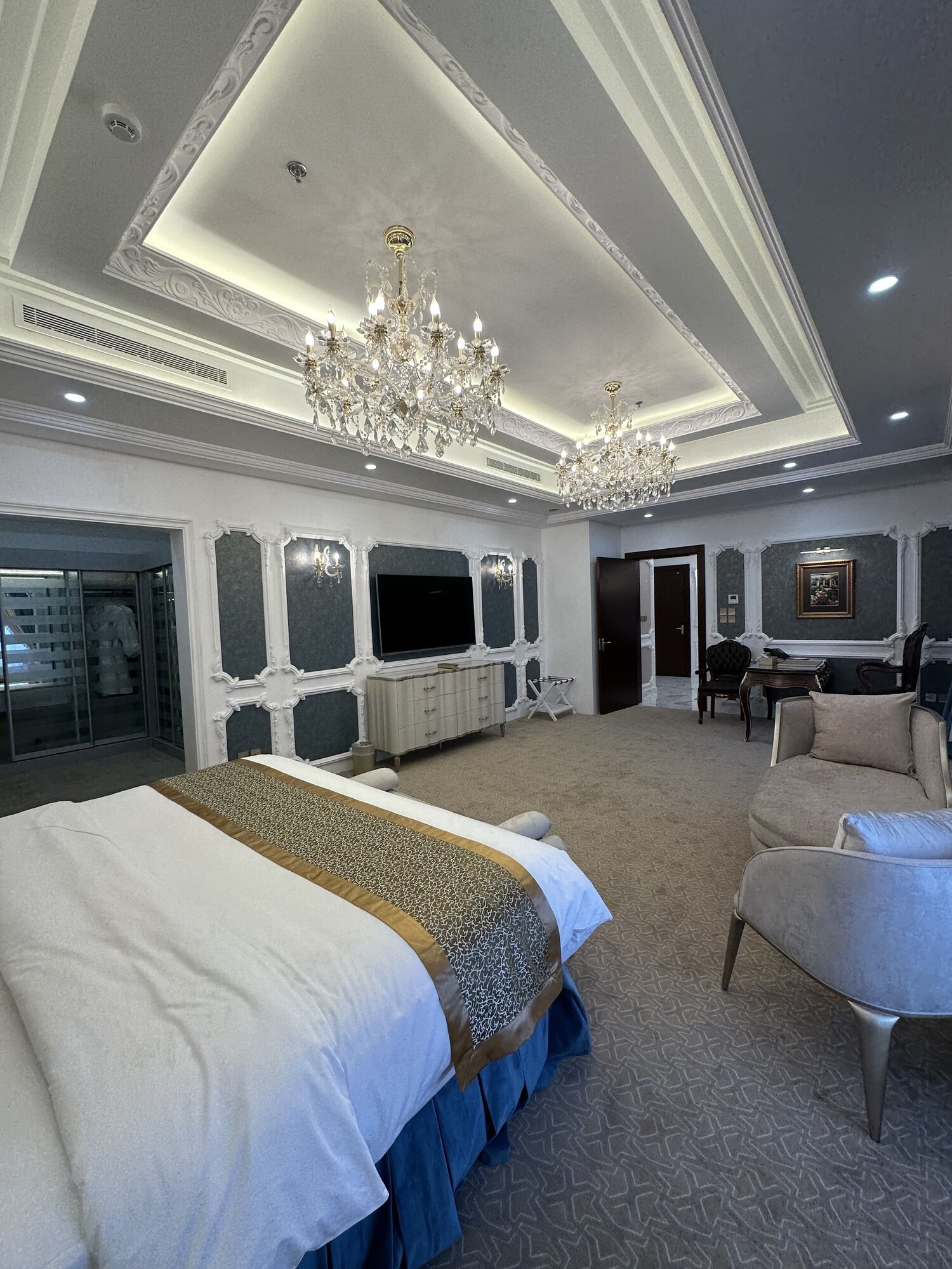 Deluxe Double Suite full double bed
