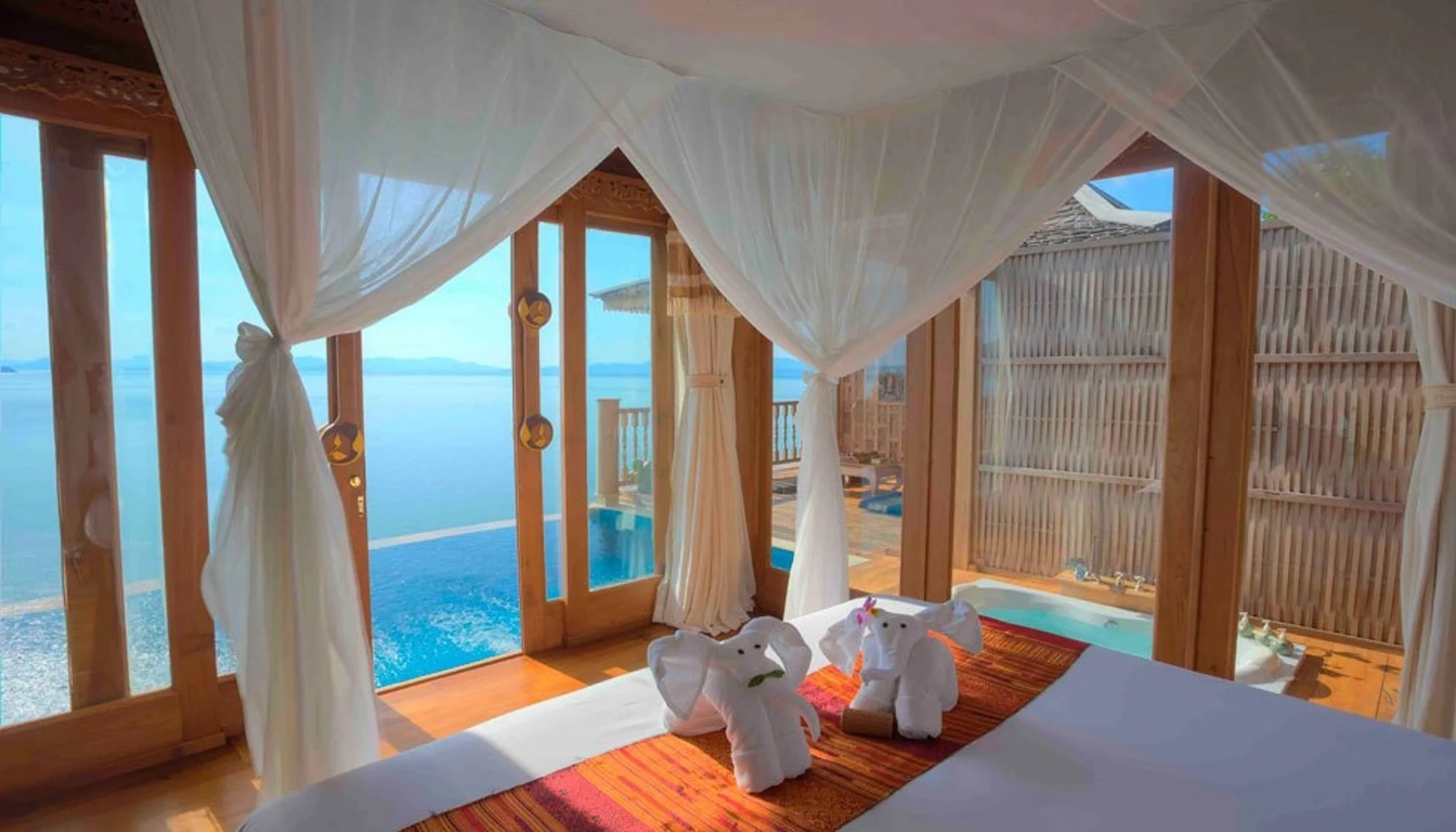 Double Pool Suite with ocean view full double bed