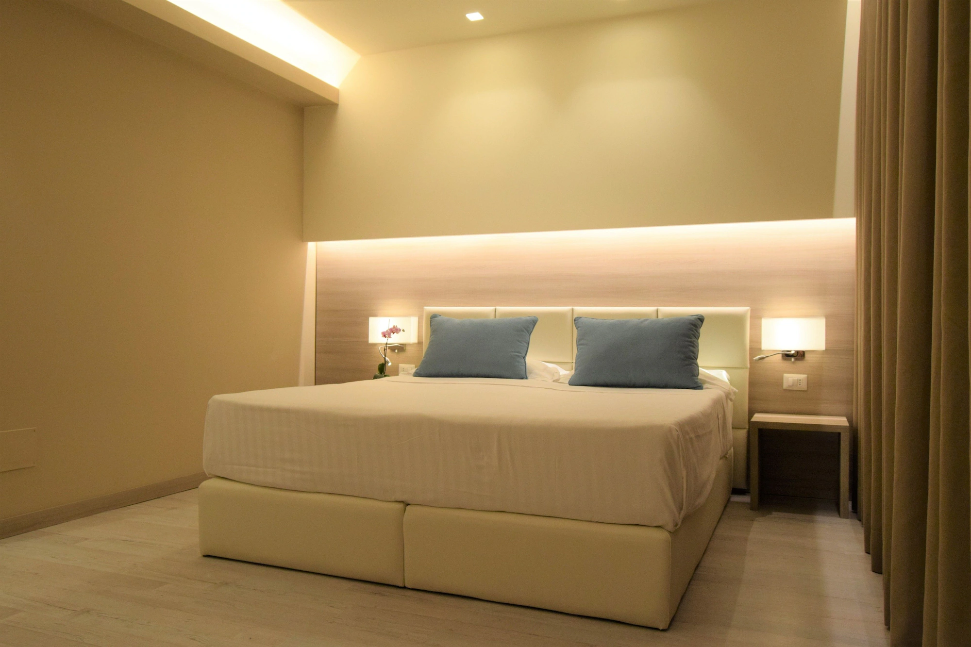 1 Bedroom Double Suite full double bed