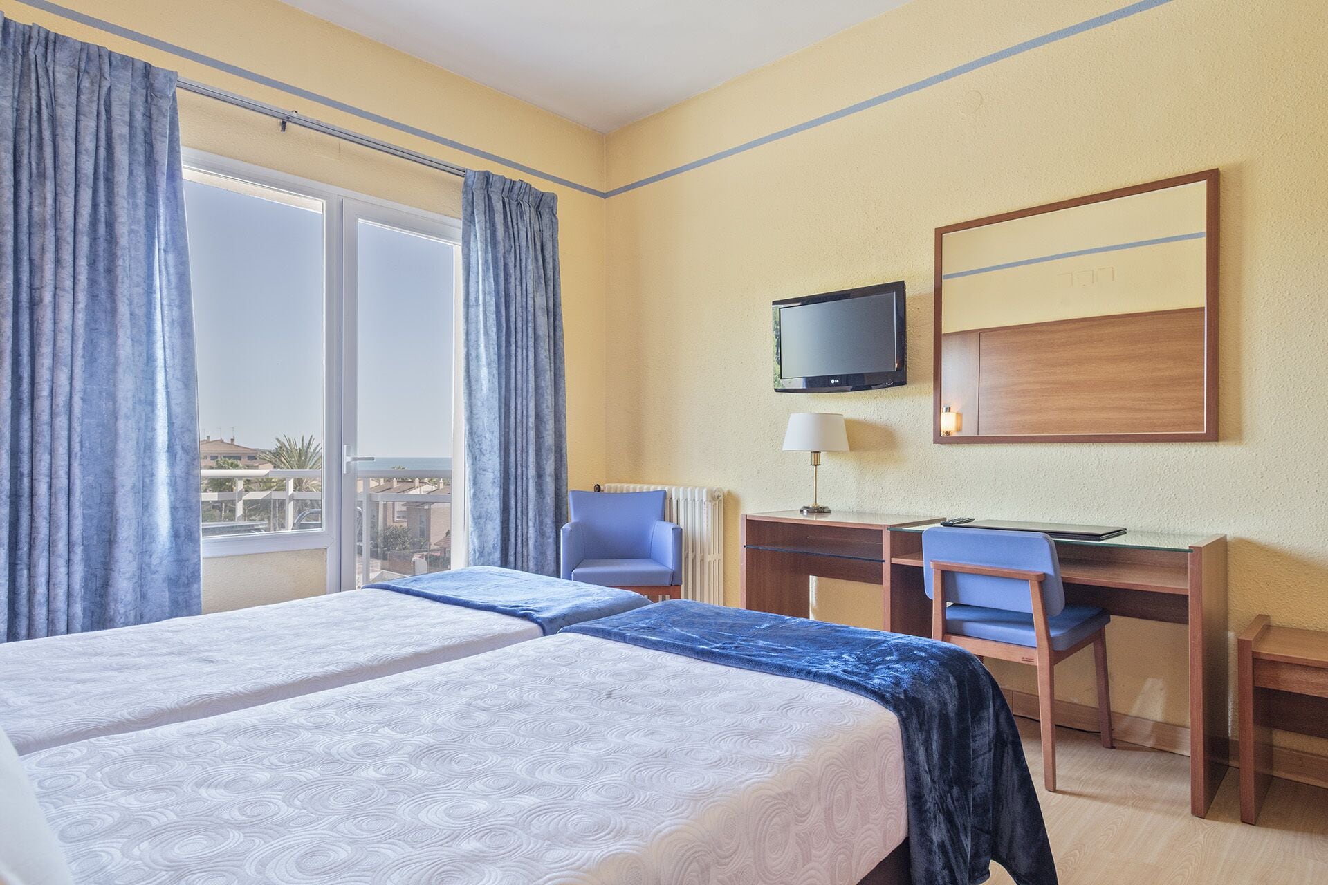 Standard Double room with balcony and with partial sea view twin beds