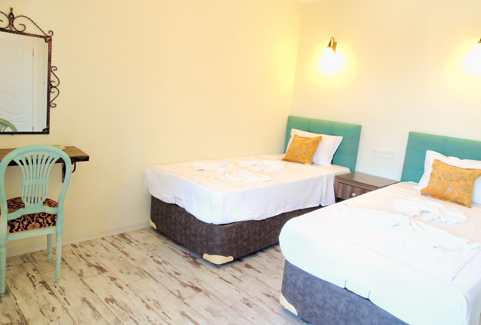 Comfort Double Suite with pool view full double bed