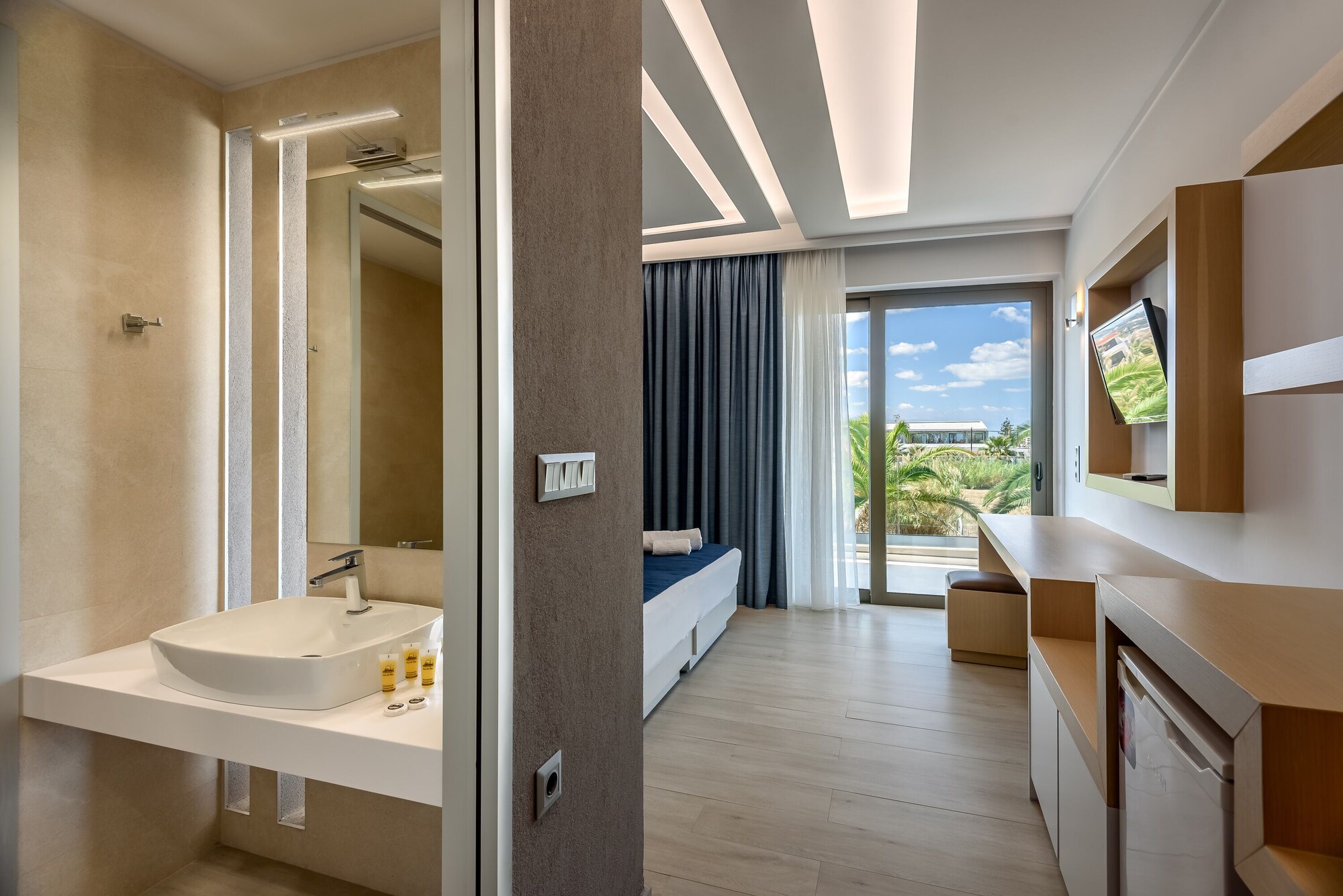 1 Bedroom Double Family Suite with view