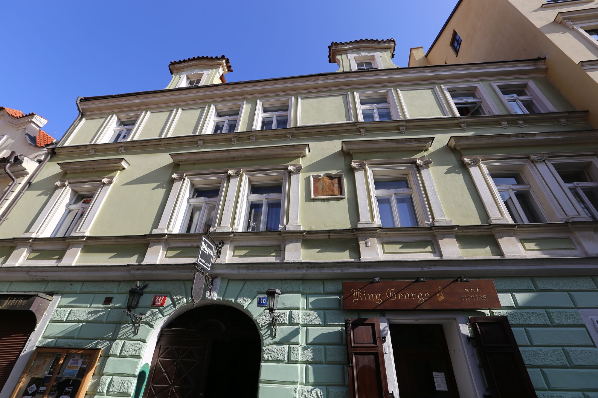 1 Bedroom Standard Double room with courtyard view full double bed