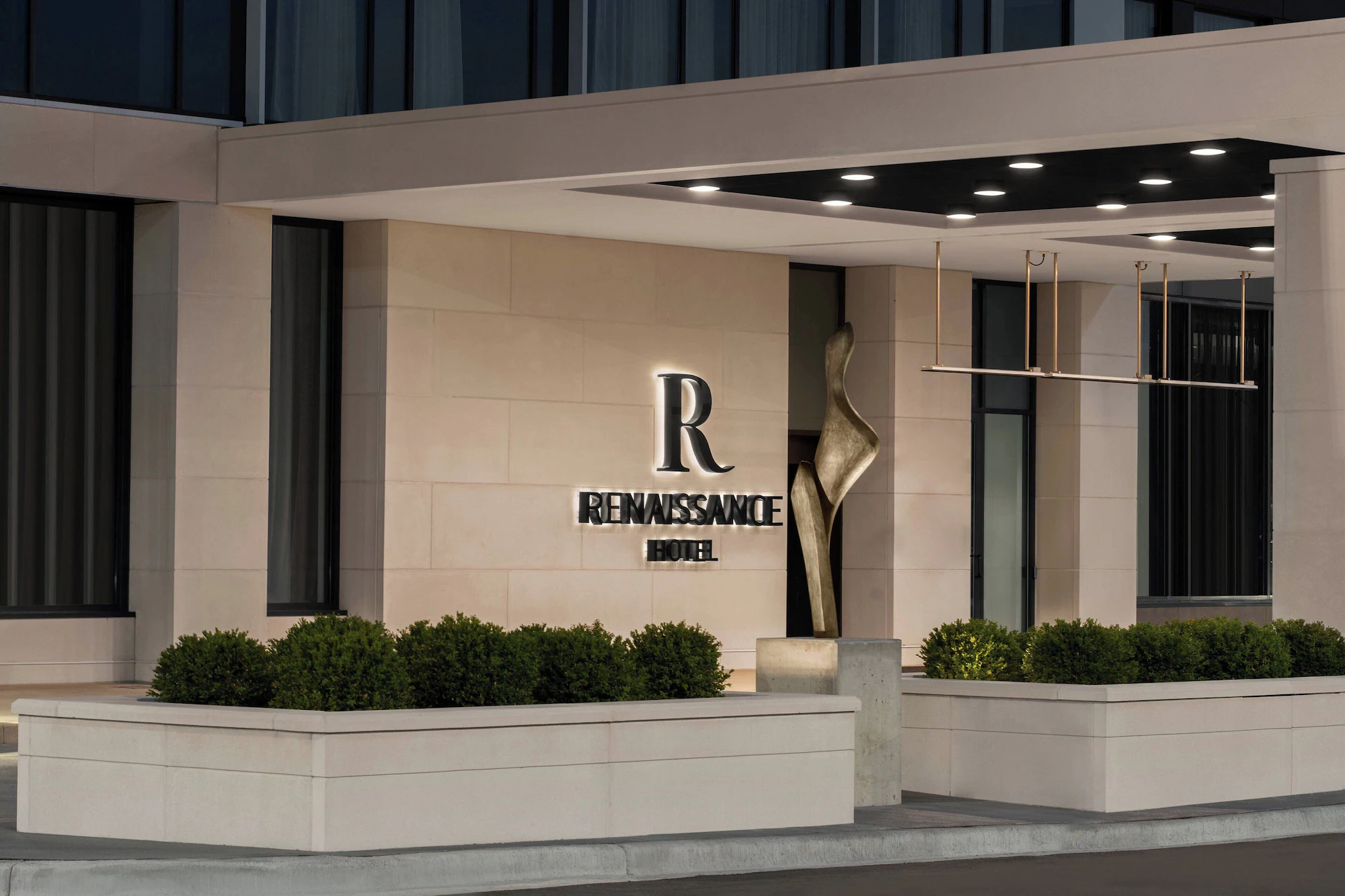 Renaissance Milwaukee West Hotel exterior
