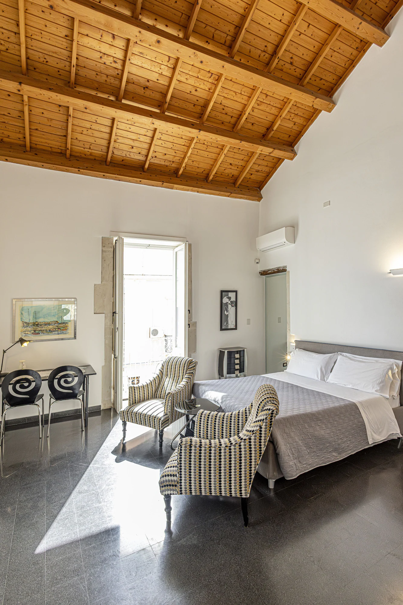 Classic Double Suite with balcony full double bed