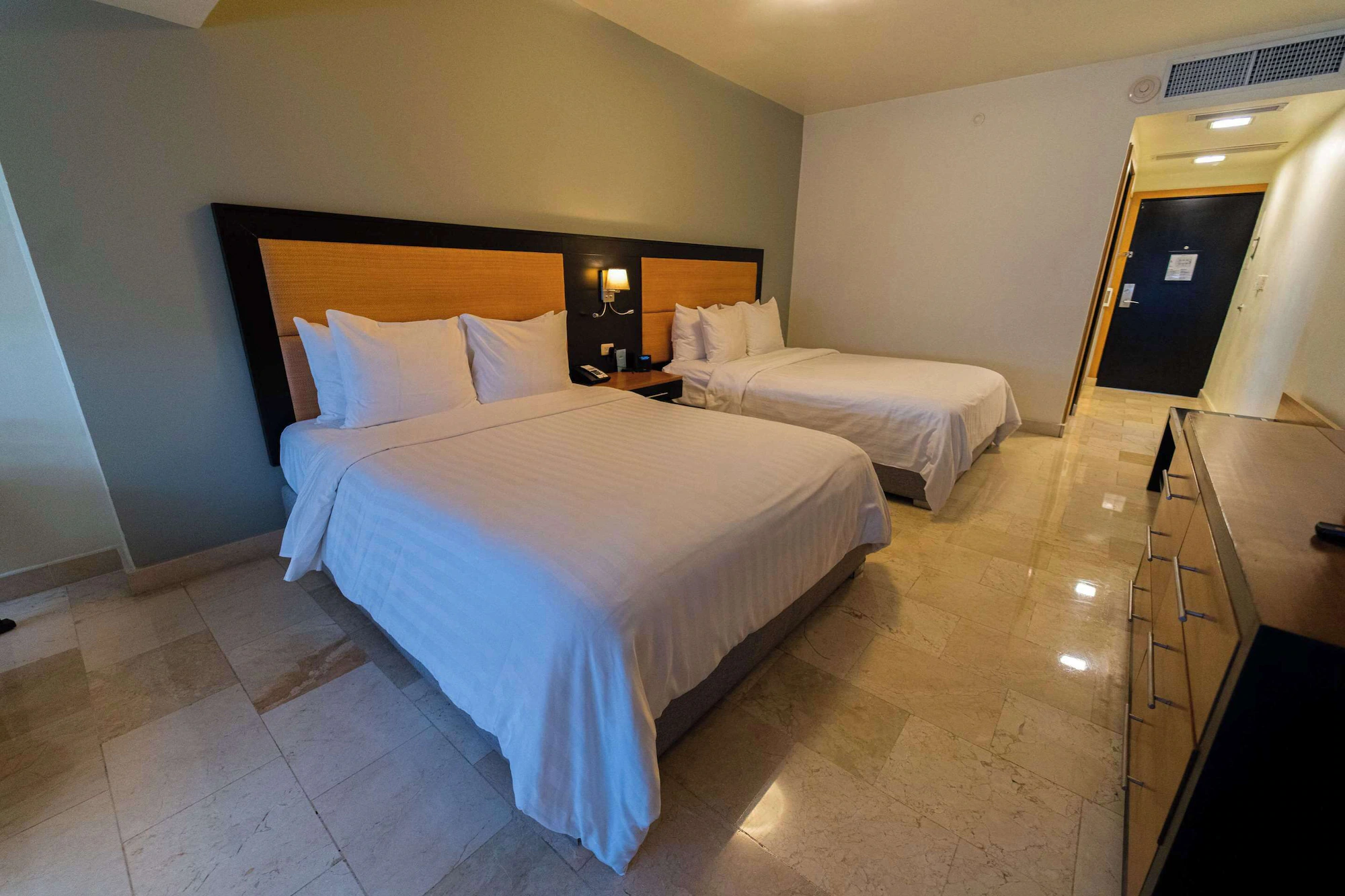 1 Bedroom Premium Double Suite full double bed