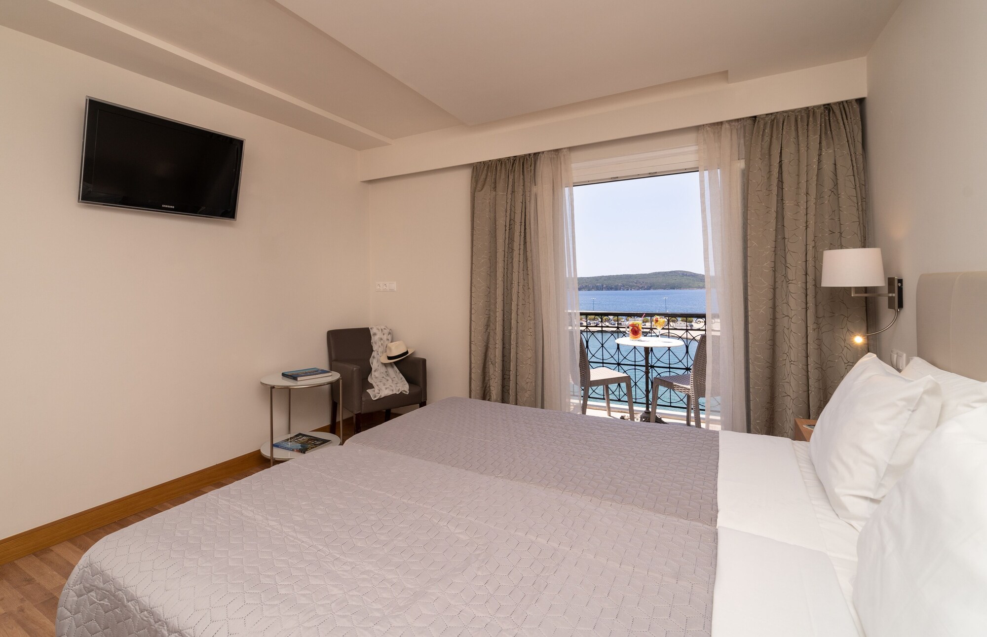 Karalis City Hotel exterior