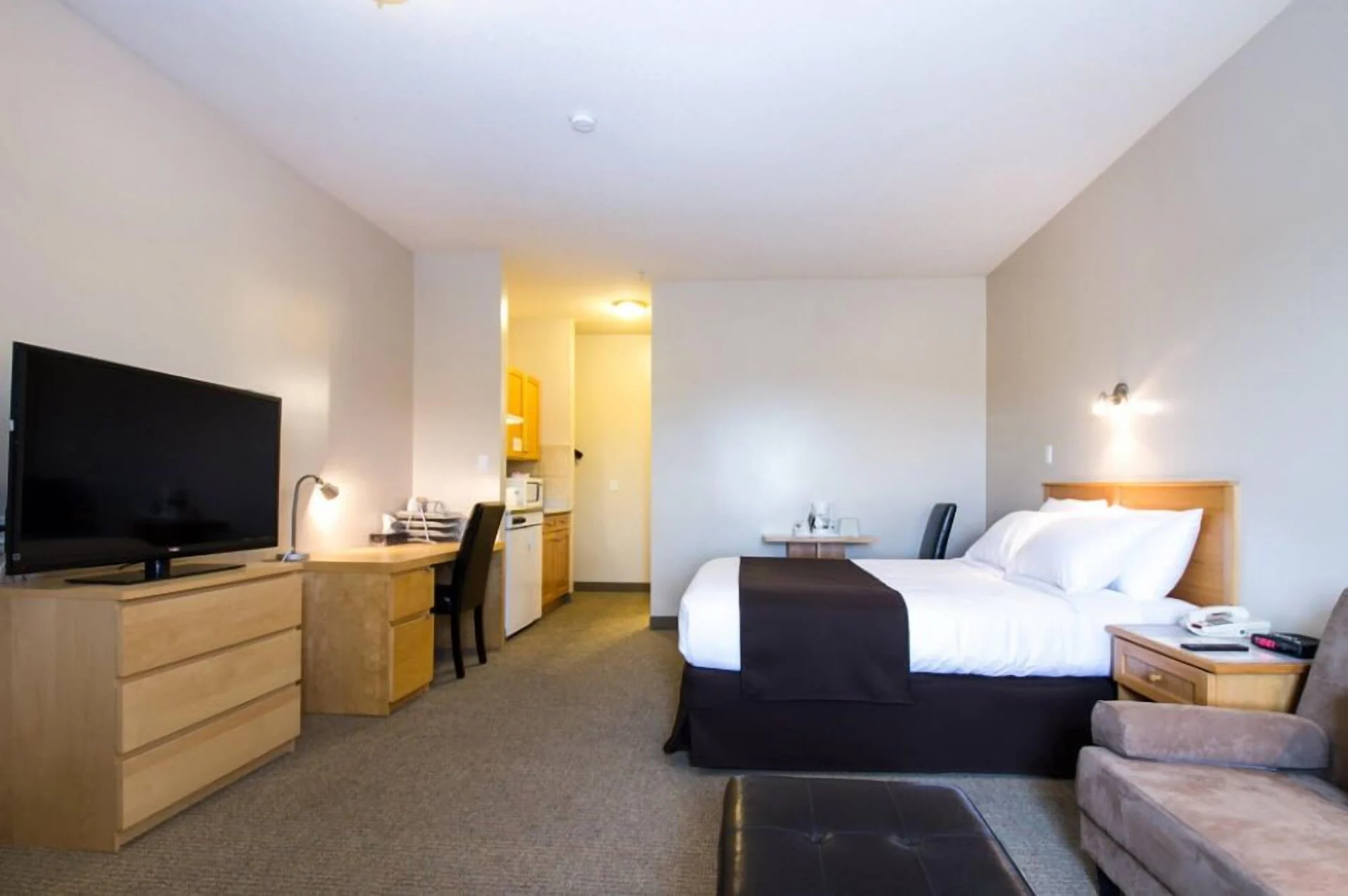 Deluxe Double Suite full double bed