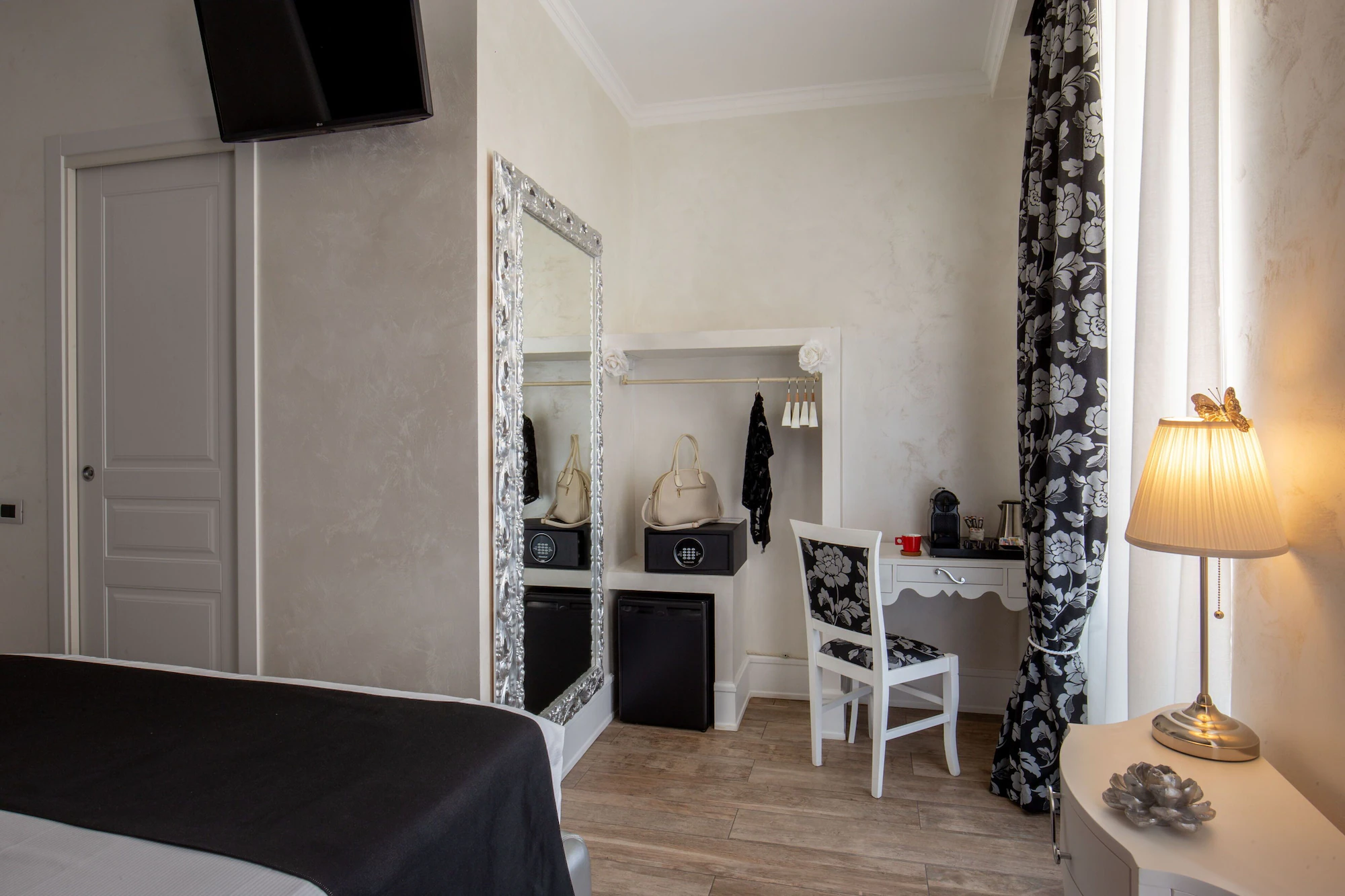 Deluxe Single room full double bed