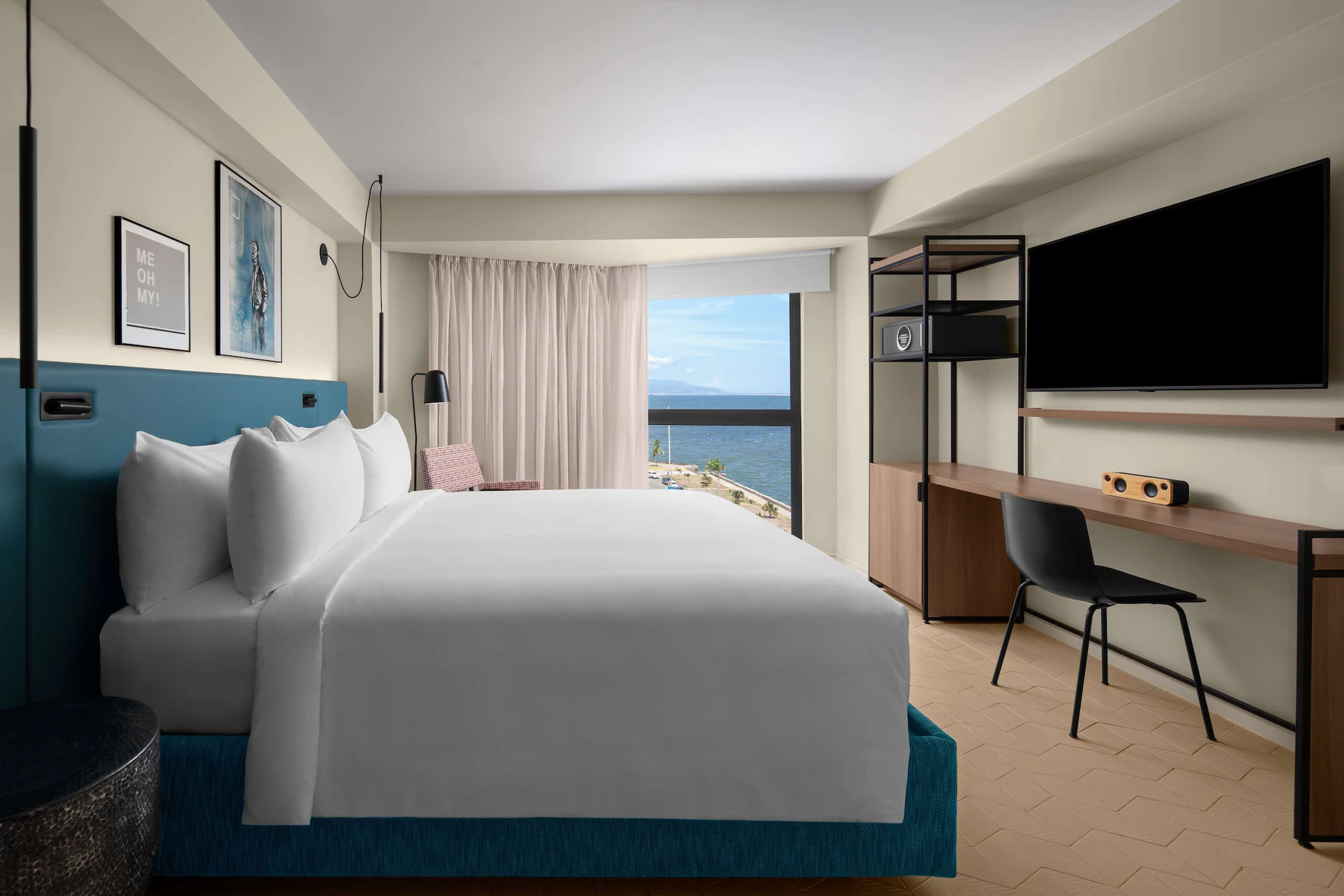 1 Bedroom Double Suite with balcony and oceanfront full double bed